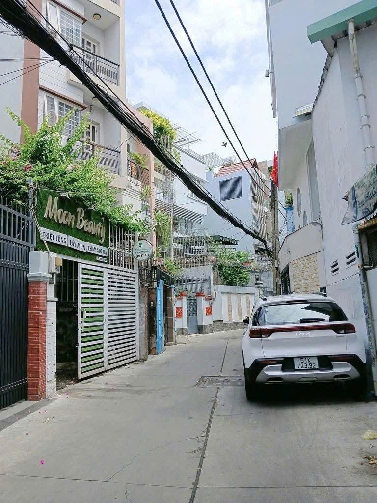 BÁN NHÀ HẺM XE HƠI THÔNG DTCN 40M2 4 TẦNG BTCT NHỈNH 5TỶ<br><br> - Kết cấu: Trệt 3 lầu, gồm 4PN, 3wc, 2 - Ảnh chính