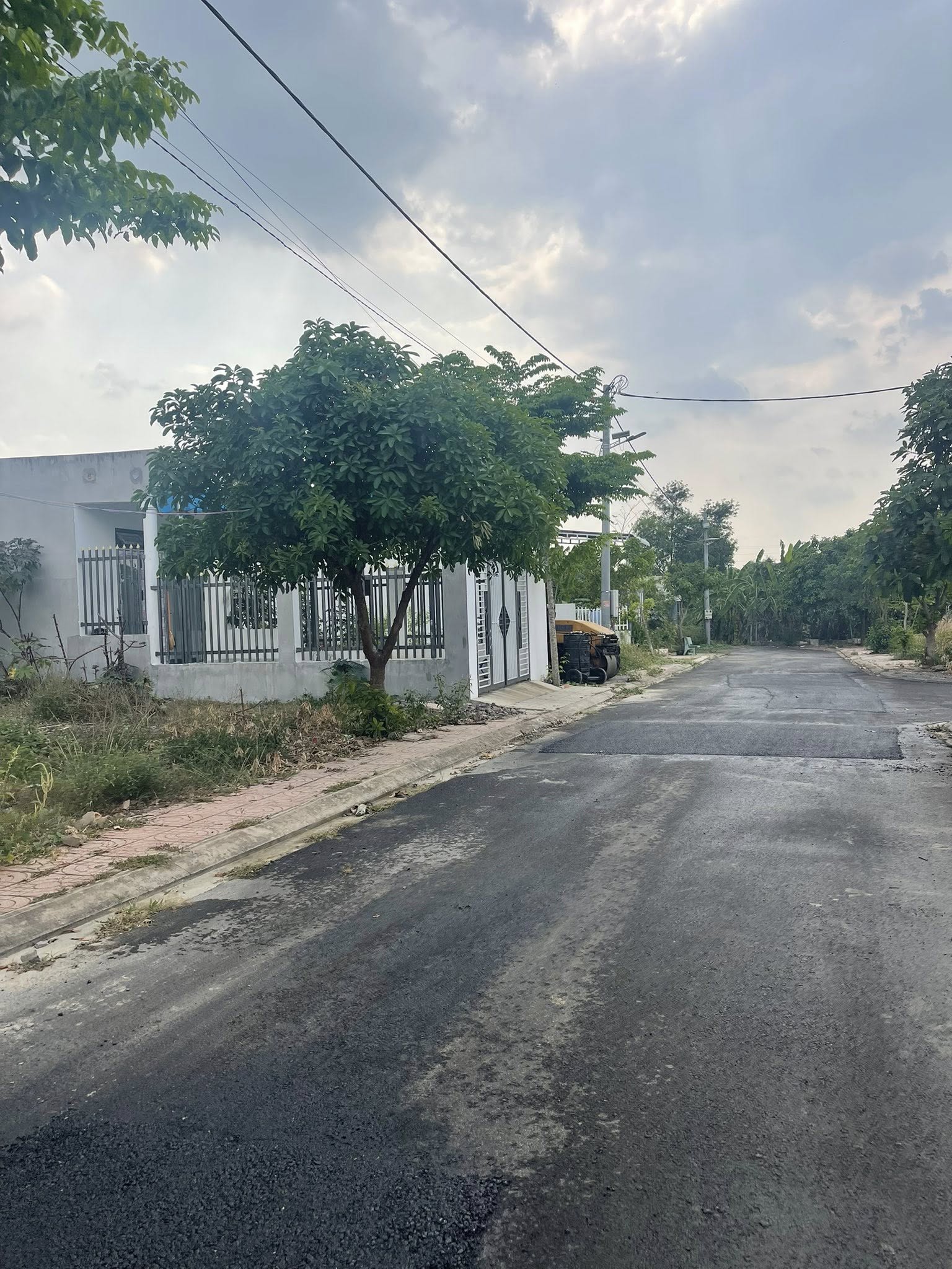 Bán nhà mới Bình Minh, đang cho thuê 3 tr/m2, đường nhựa vỉa hè, gần chợ Trà Cổ - Ảnh chính