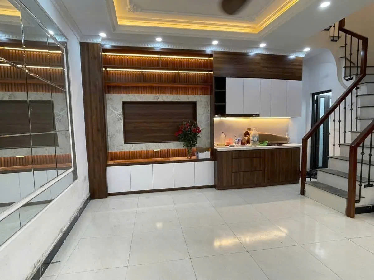 Tài chính hơn 9.8 tỷ mà tậu được căn nhà mặt ngõ to, vài bước chân ra mặt Hồ Tây,  Em Hà có căn này - Ảnh chính