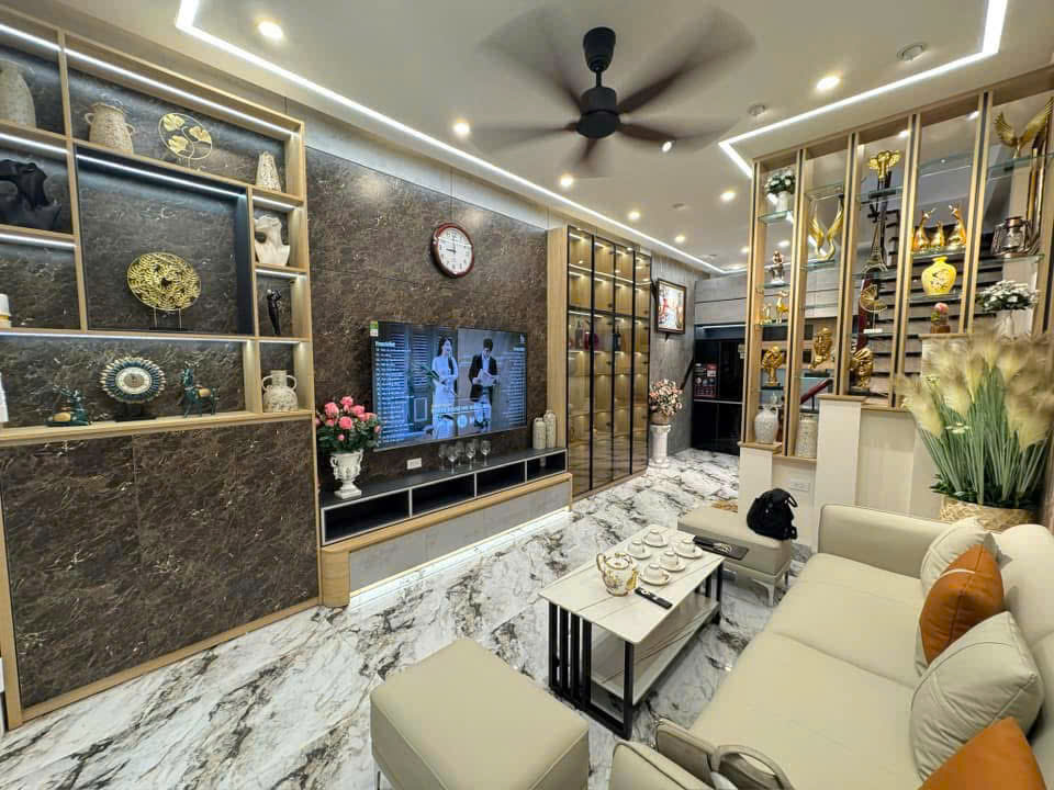 NHÀ ĐẸP TÂN MAI - NGÕ THÔNG KINH DOANH.Diện Tích 35m2 5 tầng mt 3.7m Giá 10 tỷ - Ảnh 2