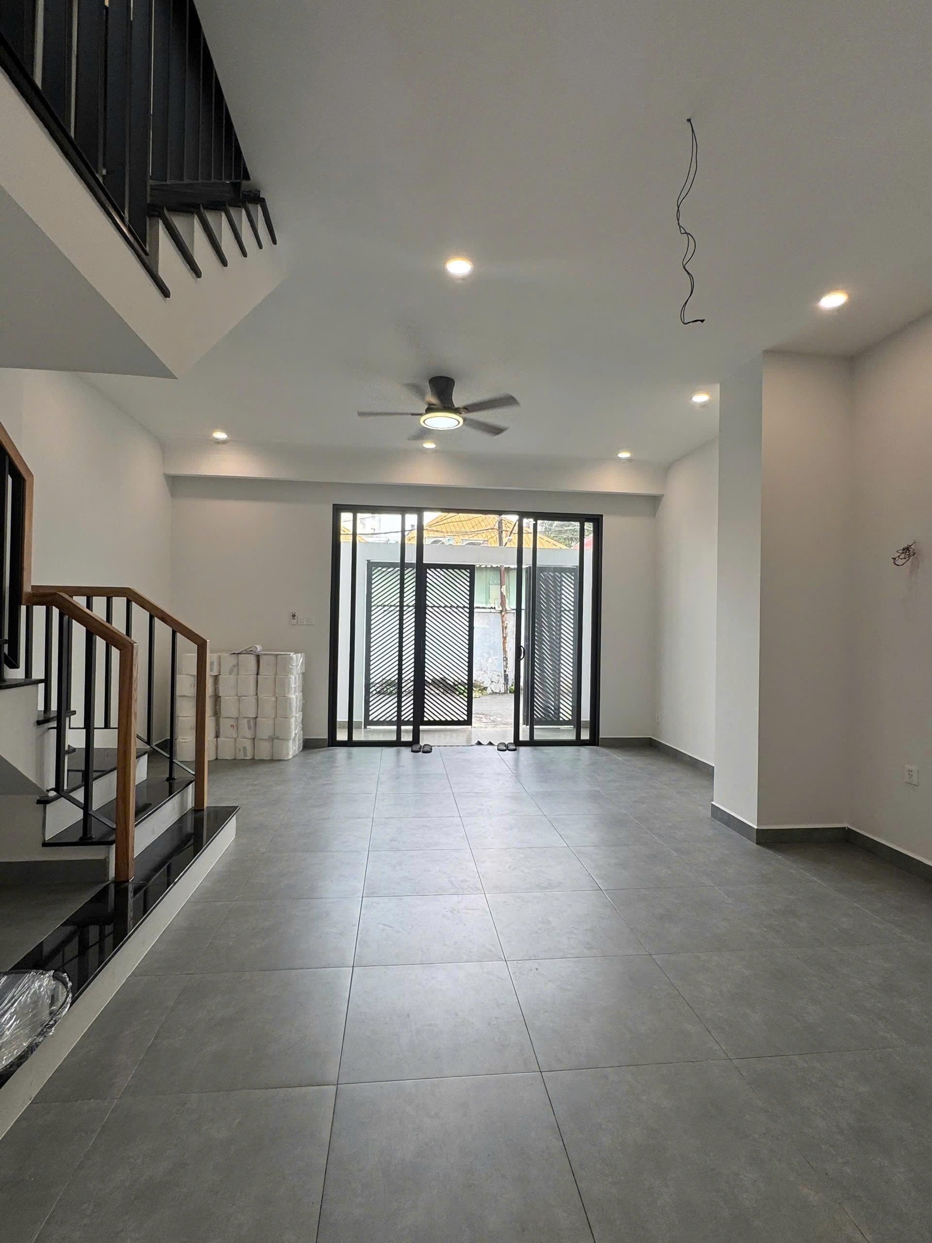 Bán nhà đẹp mới xây, kết cấu bê tông cốt thép, cách mặt tiền tô ngọc vân 100m - Ảnh 1