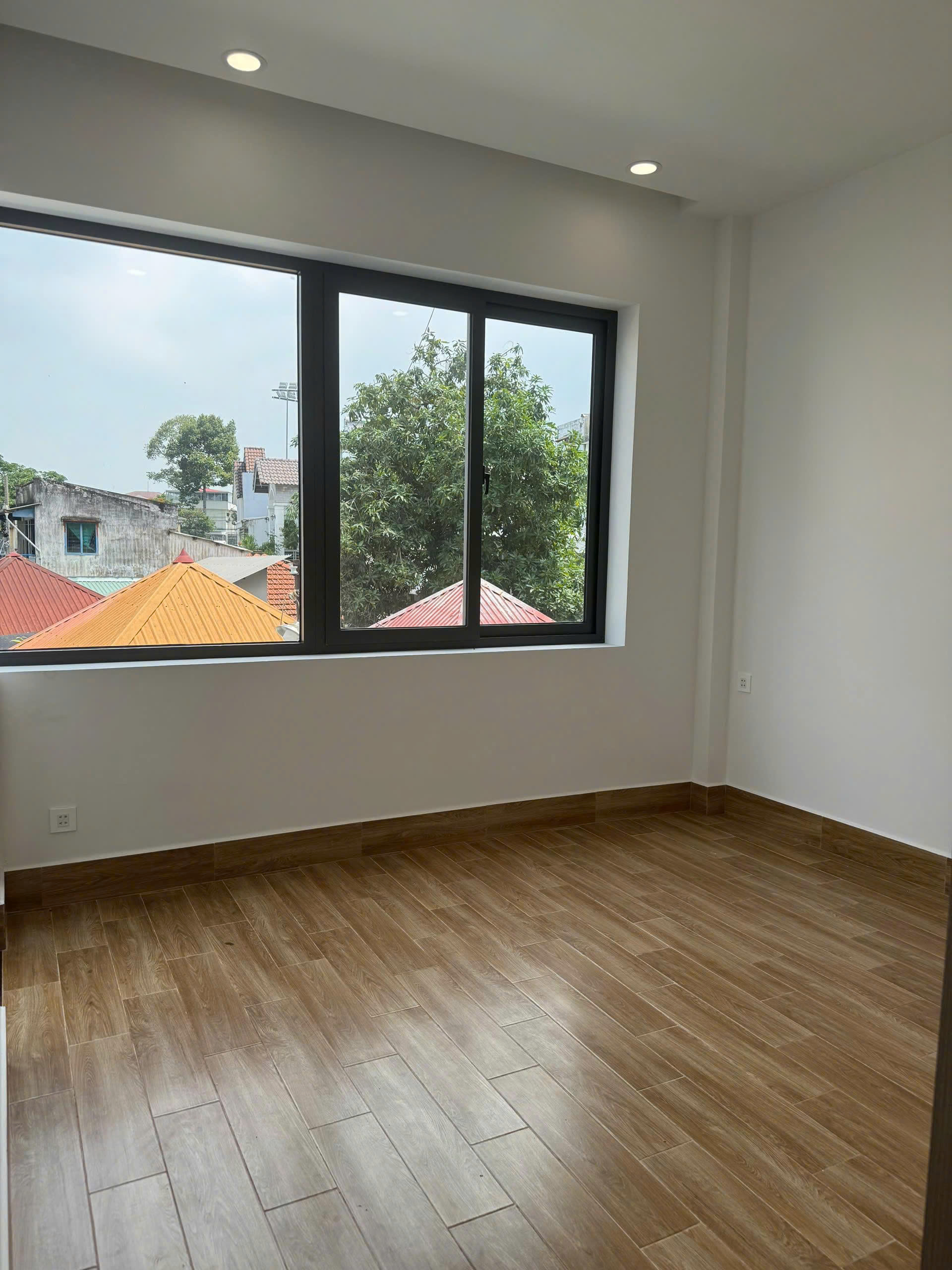 Bán nhà đẹp mới xây, kết cấu bê tông cốt thép, cách mặt tiền tô ngọc vân 100m - Ảnh 2