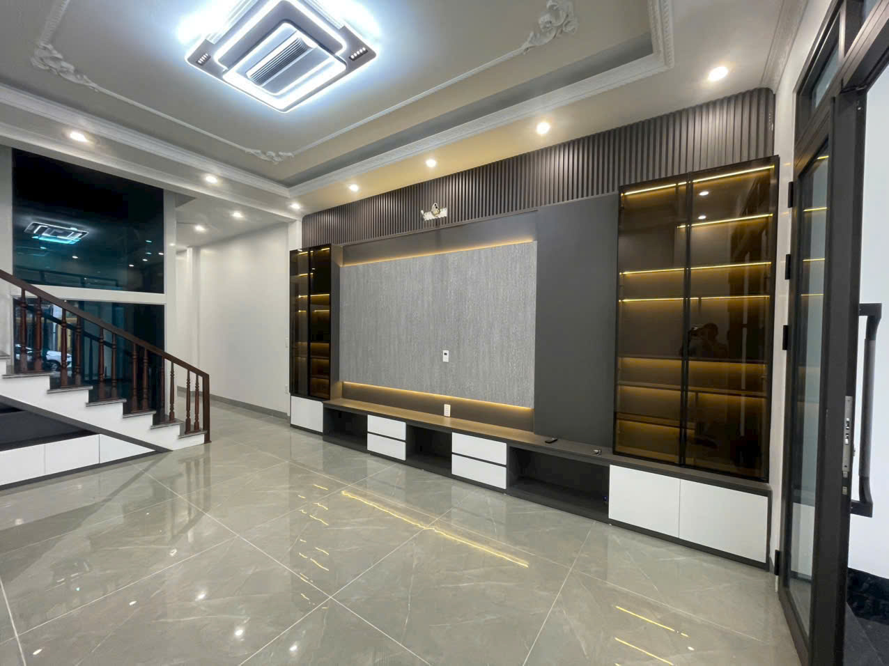Nhà phân lô 739 Nguyễn Văn Linh, 80m 4 tầng, Thang Máy, giá 7.5 tỉ - Ảnh 2