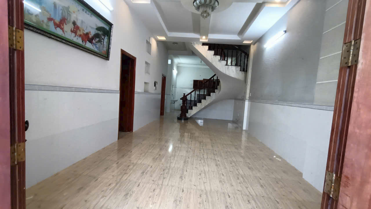 04. Nhà 8 triệu 4 phòng ngủ có sân đậu ô tô - Ảnh 1