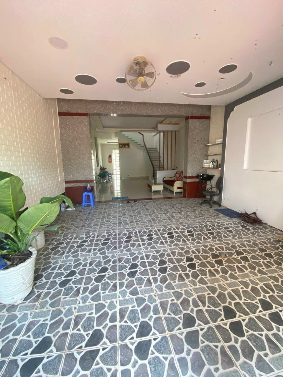 05. Nhà 7,5 triệu 2 phòng ngủ có sân đậu ô tô - Ảnh 1