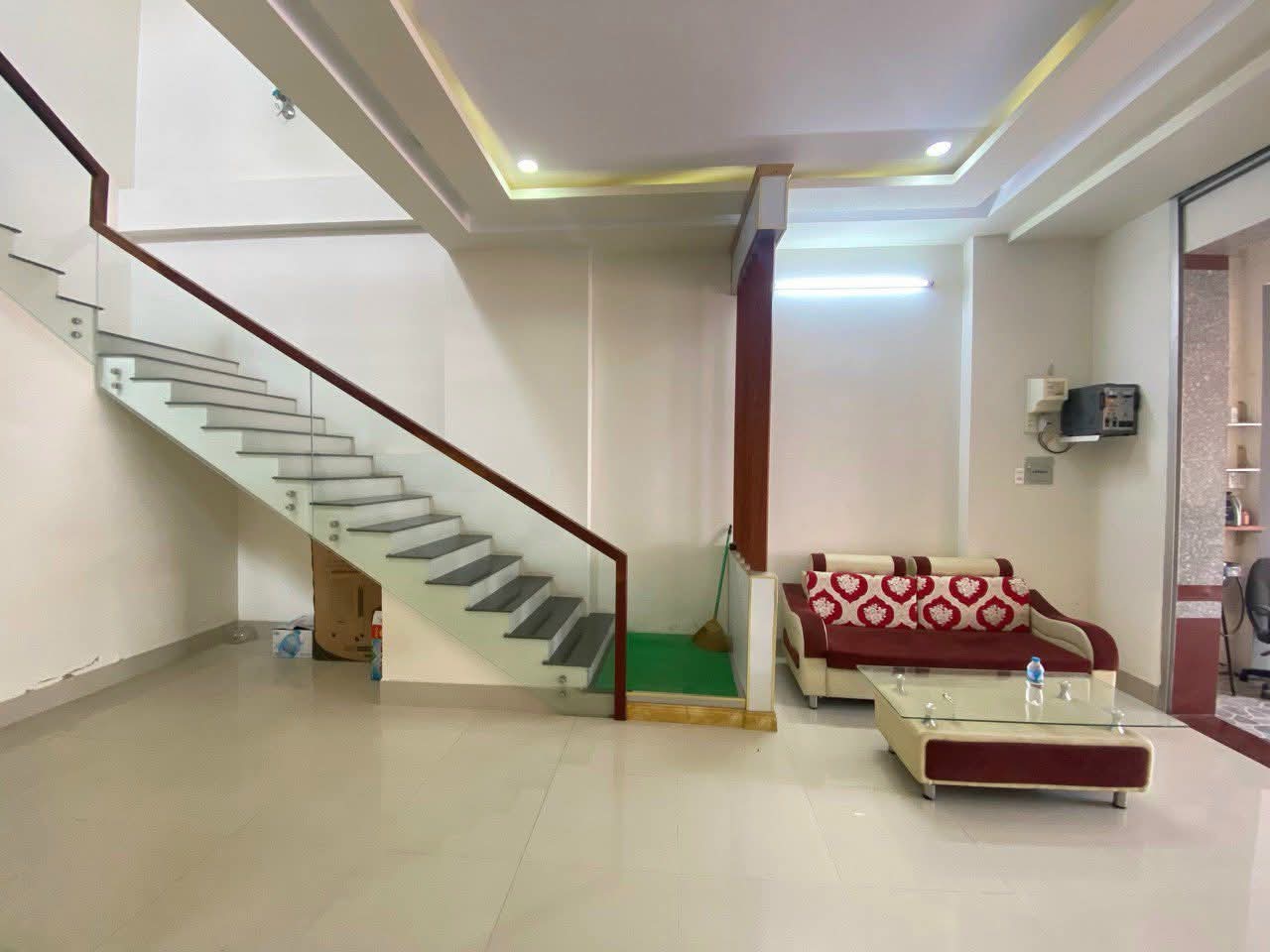 05. Nhà 7,5 triệu 2 phòng ngủ có sân đậu ô tô - Ảnh 2