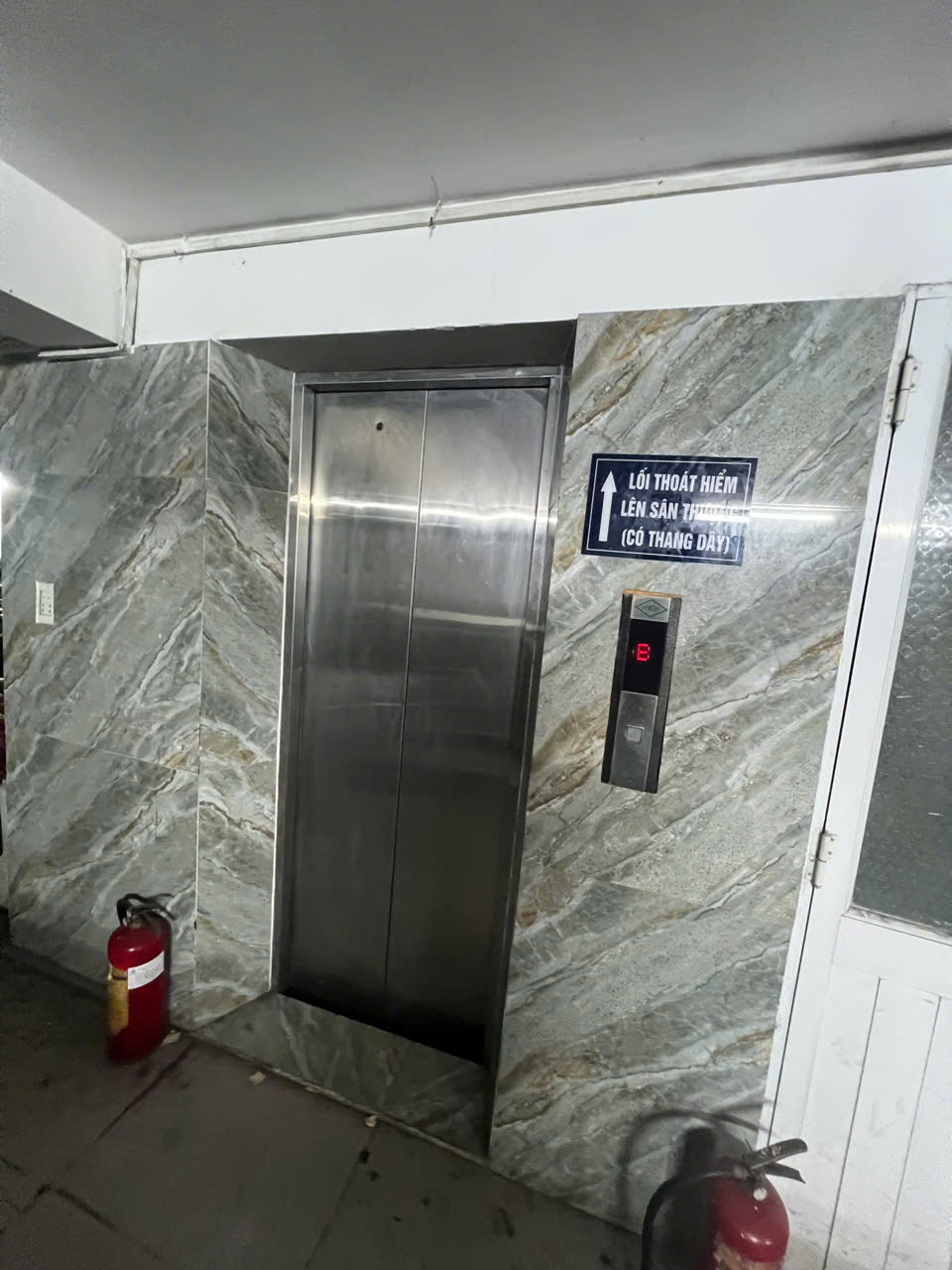 Bán toàn nhà 6 tầng 8x28m giá 16,9 tỷ Đường Nguyễn Thị Đặng - Ảnh 1