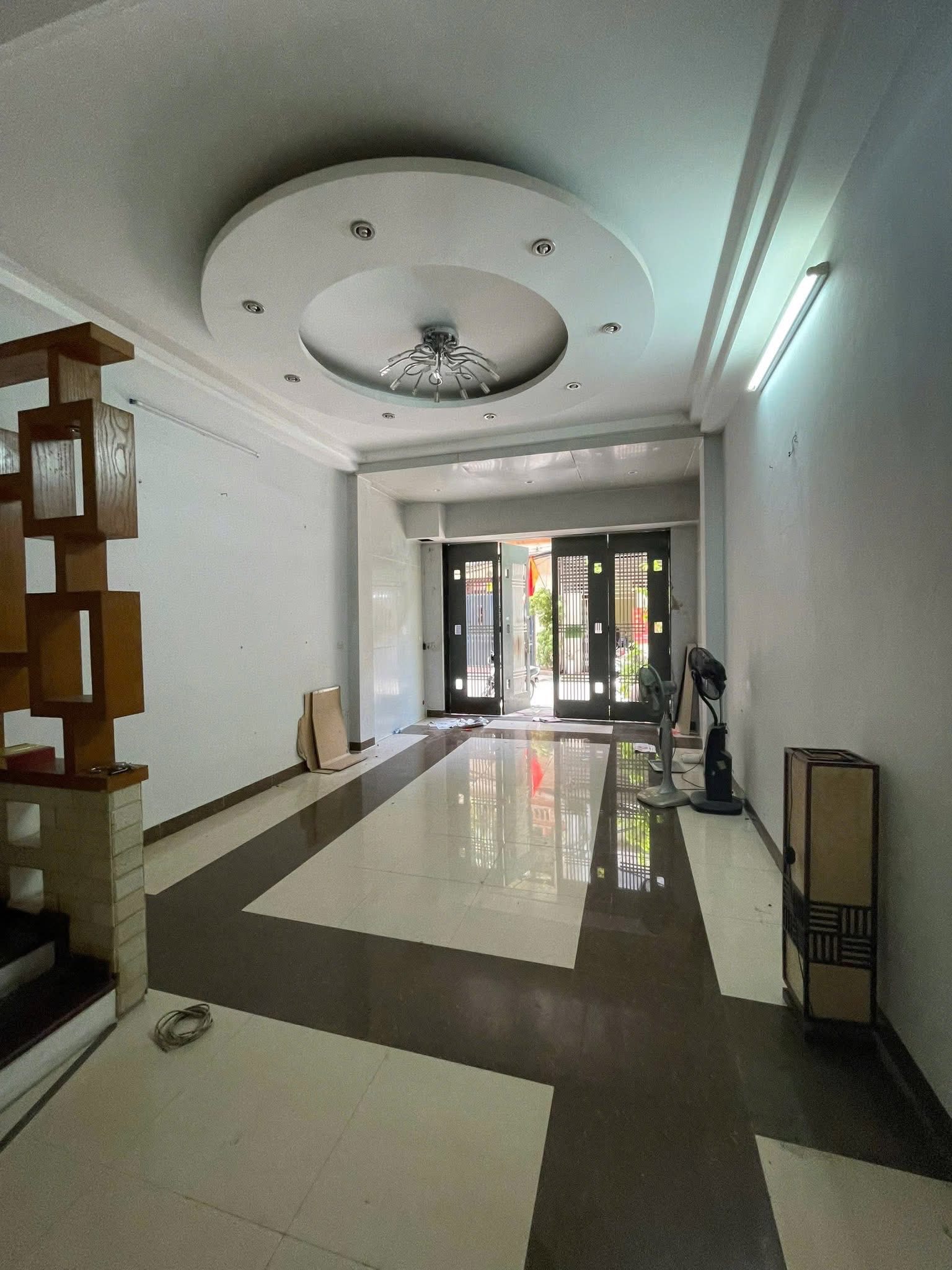 CỰC PHẨM- Ô tô tránh Phố Nguyễn Văn Huyên 56/70m, 5Tầng, Mặt tiền 4.5m 26  Tỷ - Ảnh 2