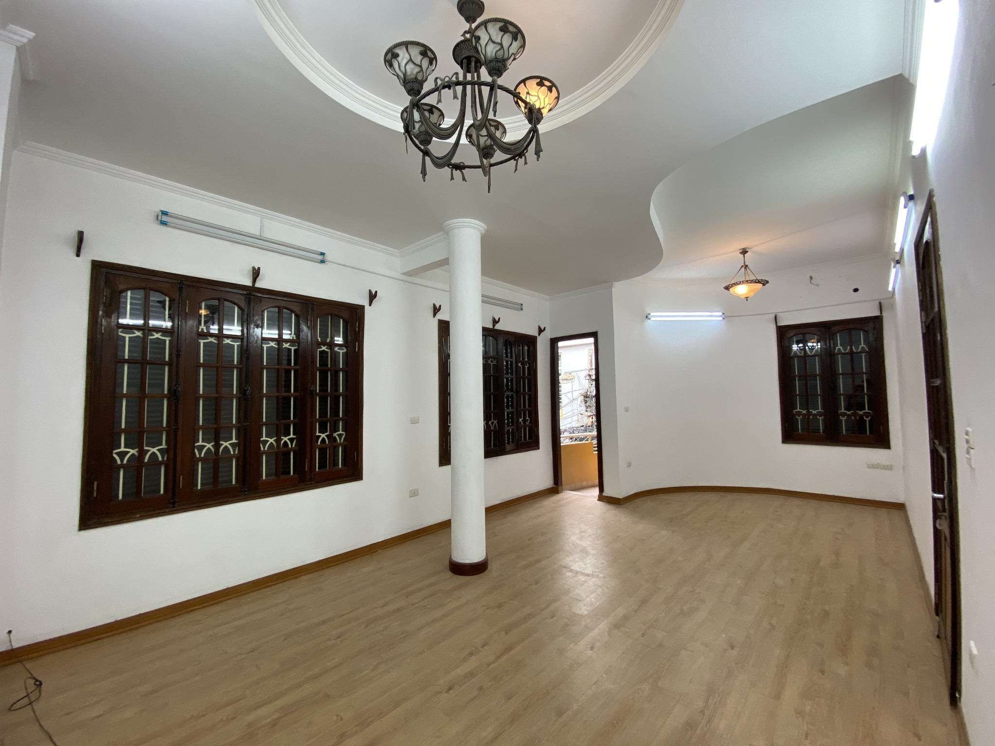 Cho thuê nhà lô góc 300m2 ngõ Trần Quang Diệu, Đống Đa giá 28 triệu, ô tô, kinh doanh - Ảnh 1