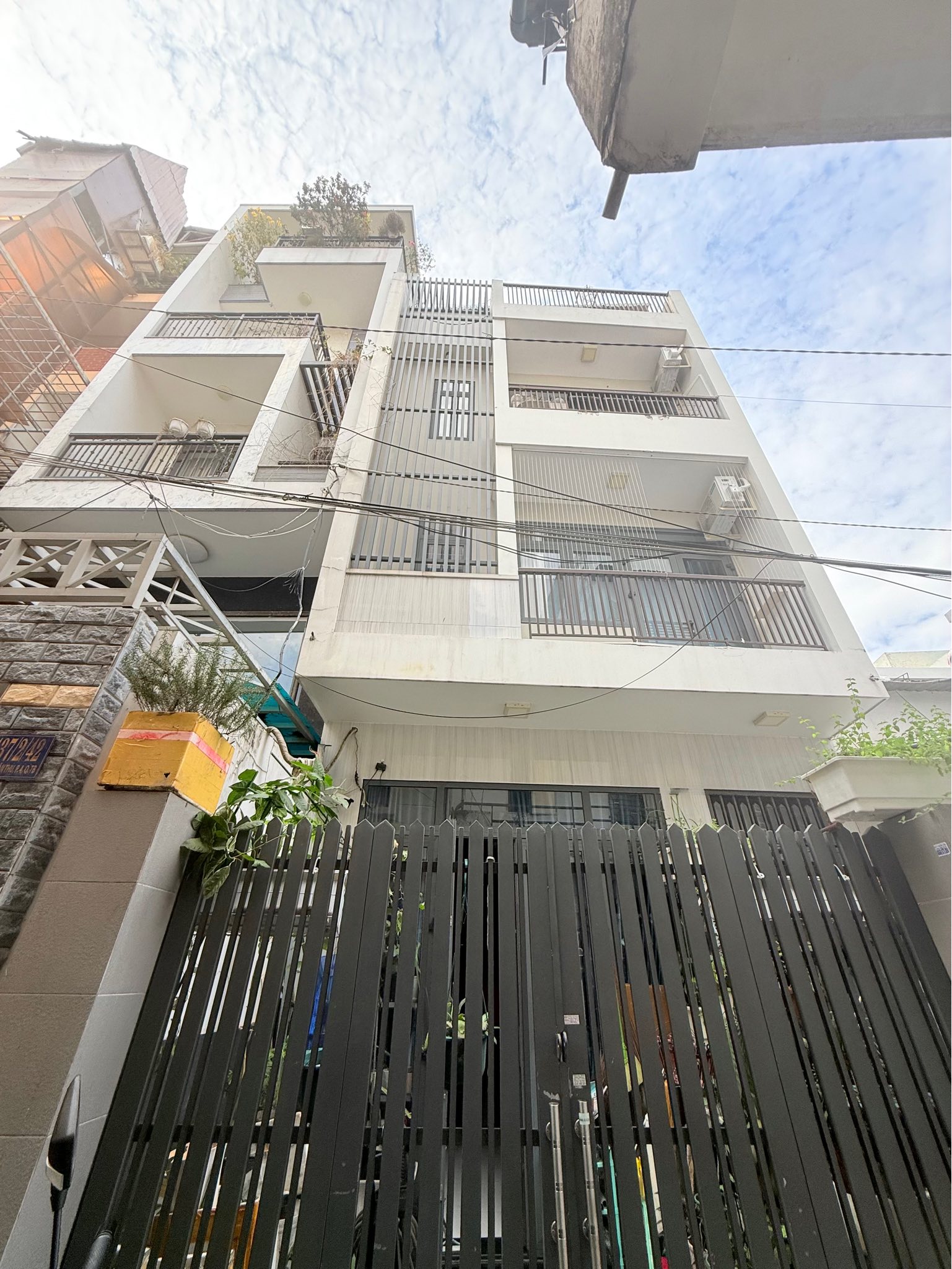 NGÔI NHÀ TRONG MƠ – Âu Cơ – 60m2, trệt 2 lầu đúc – 4pn – vị trí siêu nét – hẻm vào như đường băng. - Ảnh 1