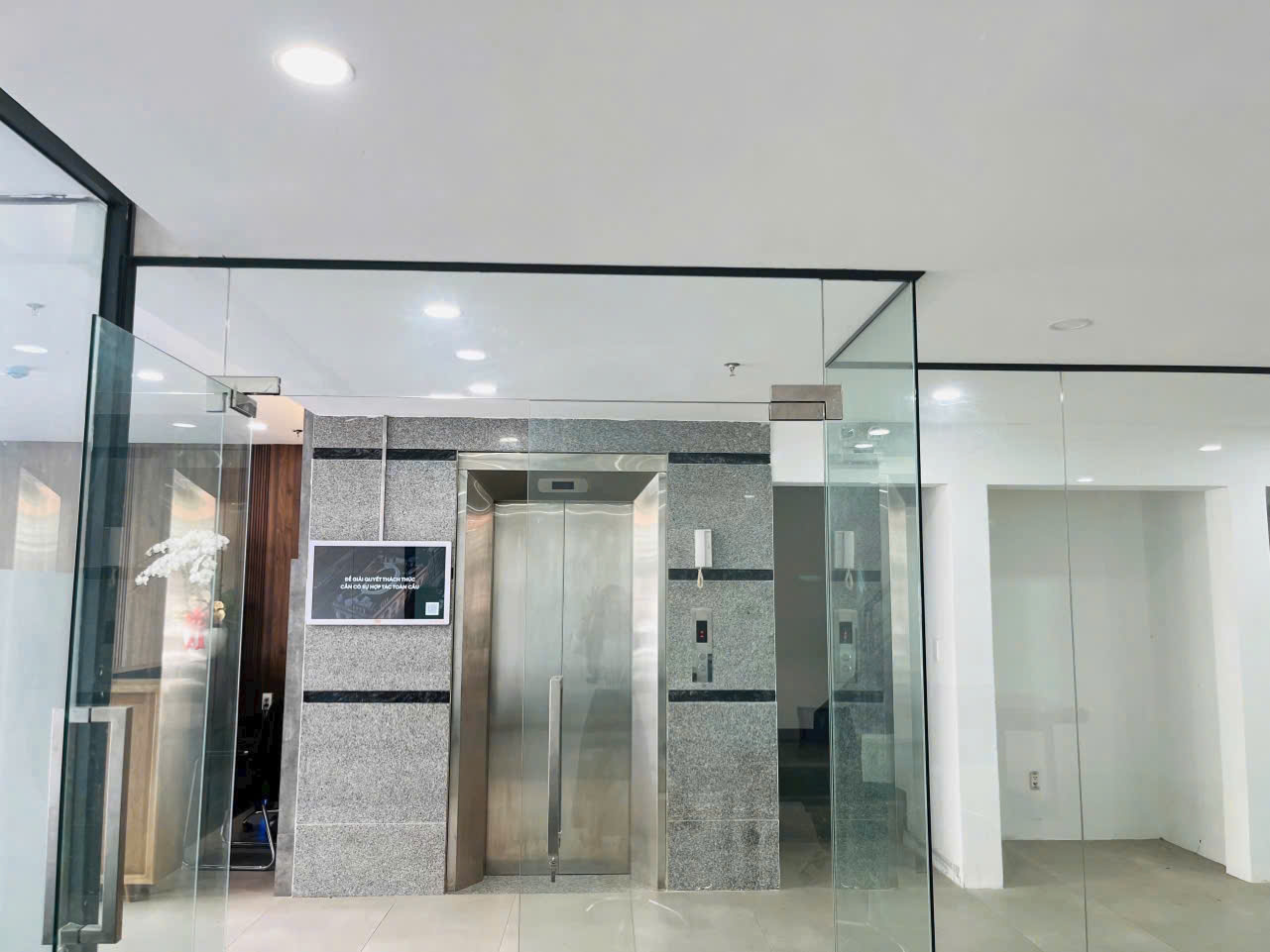 CHO THUÊ TÒA NHÀ VP 8 TẦNG MT CỬU LONG - TÂN BÌNH - DTSD 1000M2 - Ảnh 2
