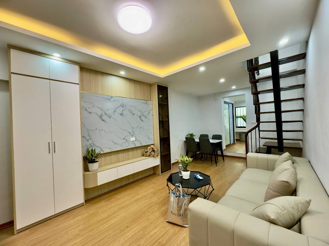 Căn hộ tập thể 8-3 đẹp như chung cư cao cấp, 3 phòng ngủ view thoáng giá chào 2.9 tỷ - Ảnh 1