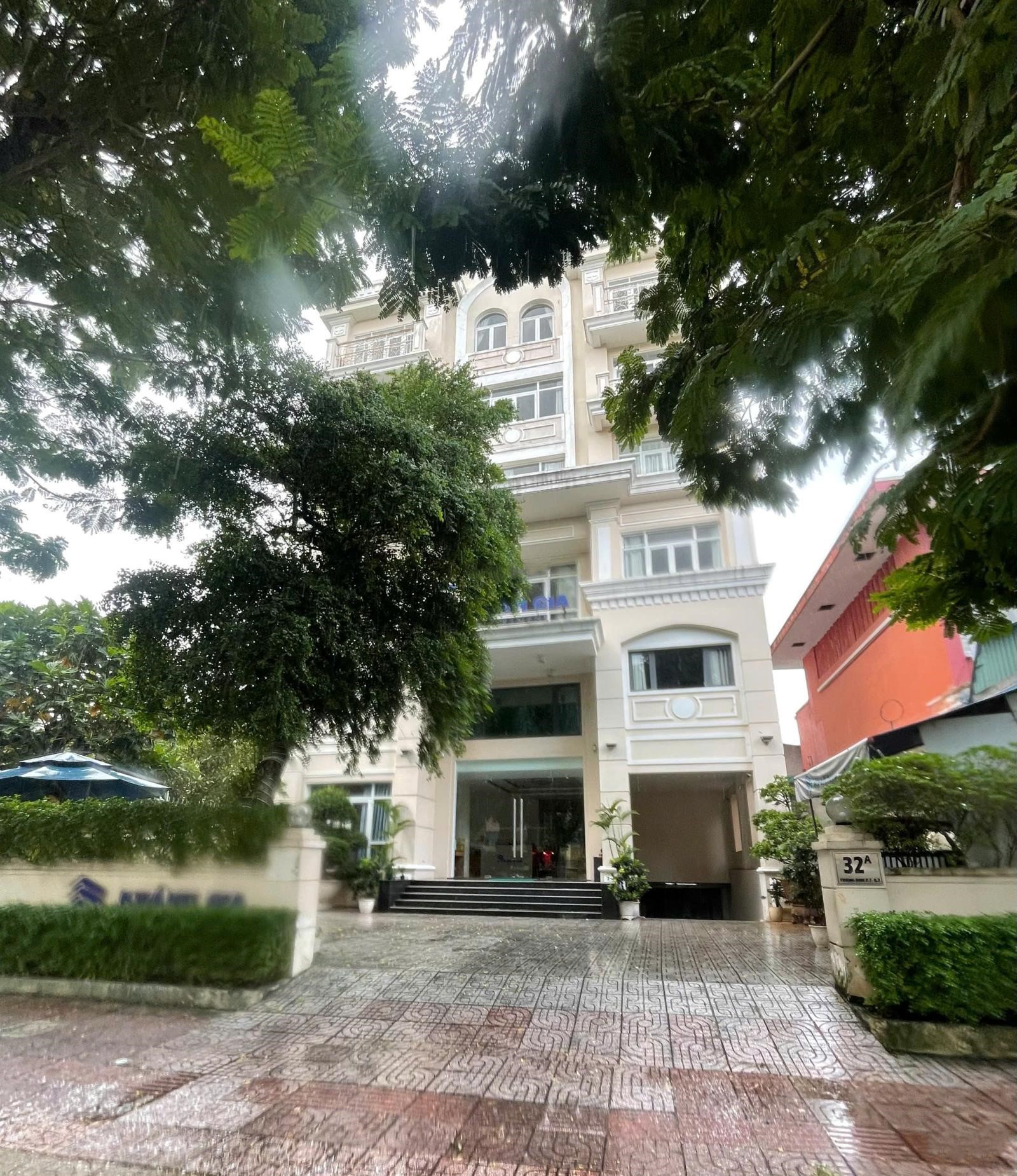 Ngộp - bán gấp nhà Mặt Phố dòng tiền - hơn 400m2 sàn - Ngay trục đường xương sống Q10. 35 tỷ - Ảnh 1