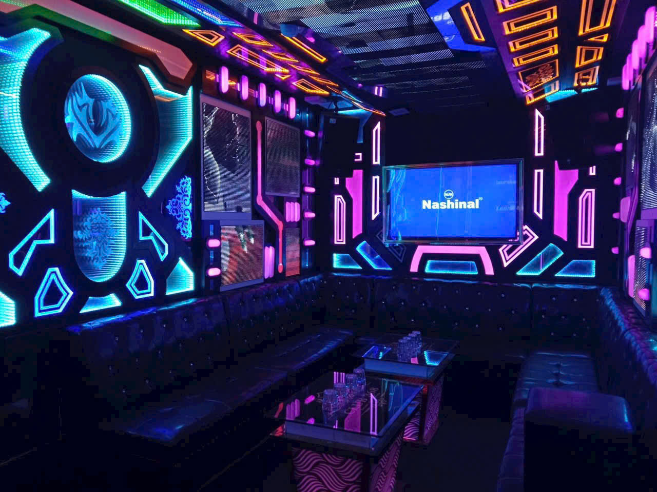 Chỉ 13.5 tỷ có MTKD quán KARAOKE 4 tầng DT 40 triệu 80m2 gần trường Nguyễn Du vị trí VÀNG. - Ảnh 1