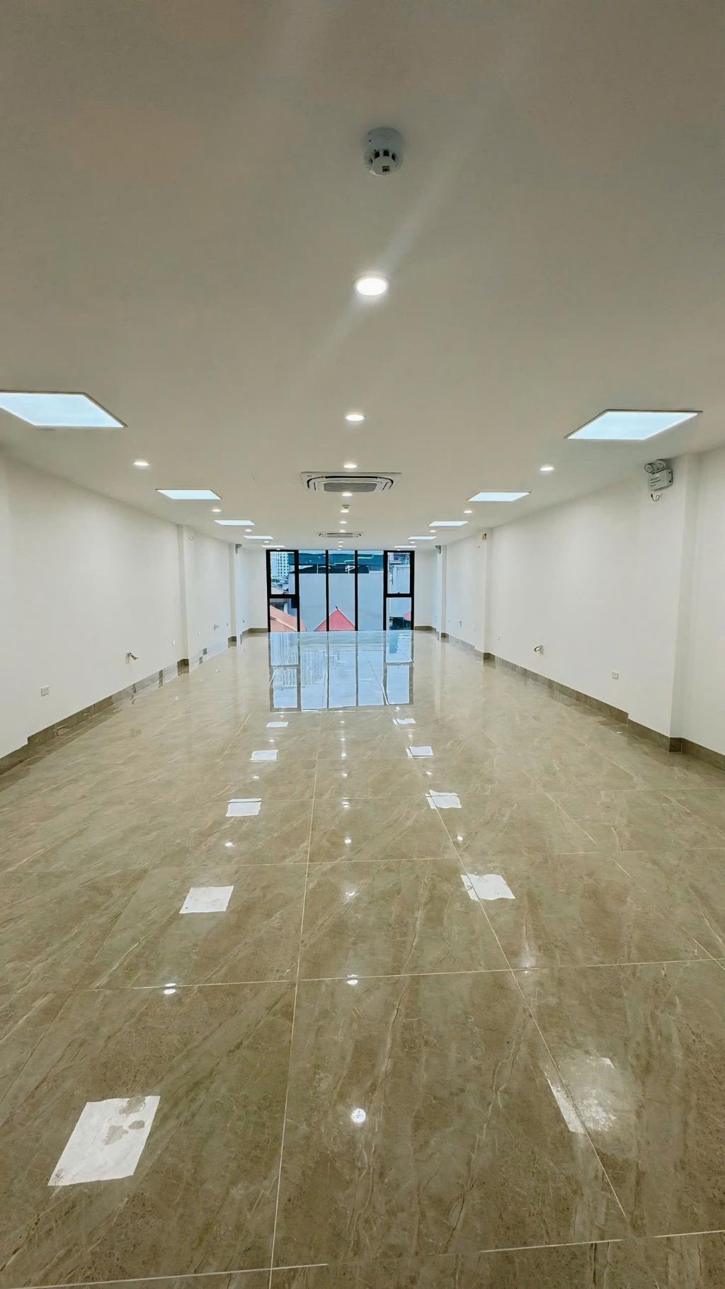BÁN TÒA NHÀ MẶT PHỐ HOÀNG VĂN THÁI  - VỈA HÈ - THANG MÁY - 120M2 - 8 TẦNG - THÔNG SÀN CHỈ 75 TỈ - Ảnh 2