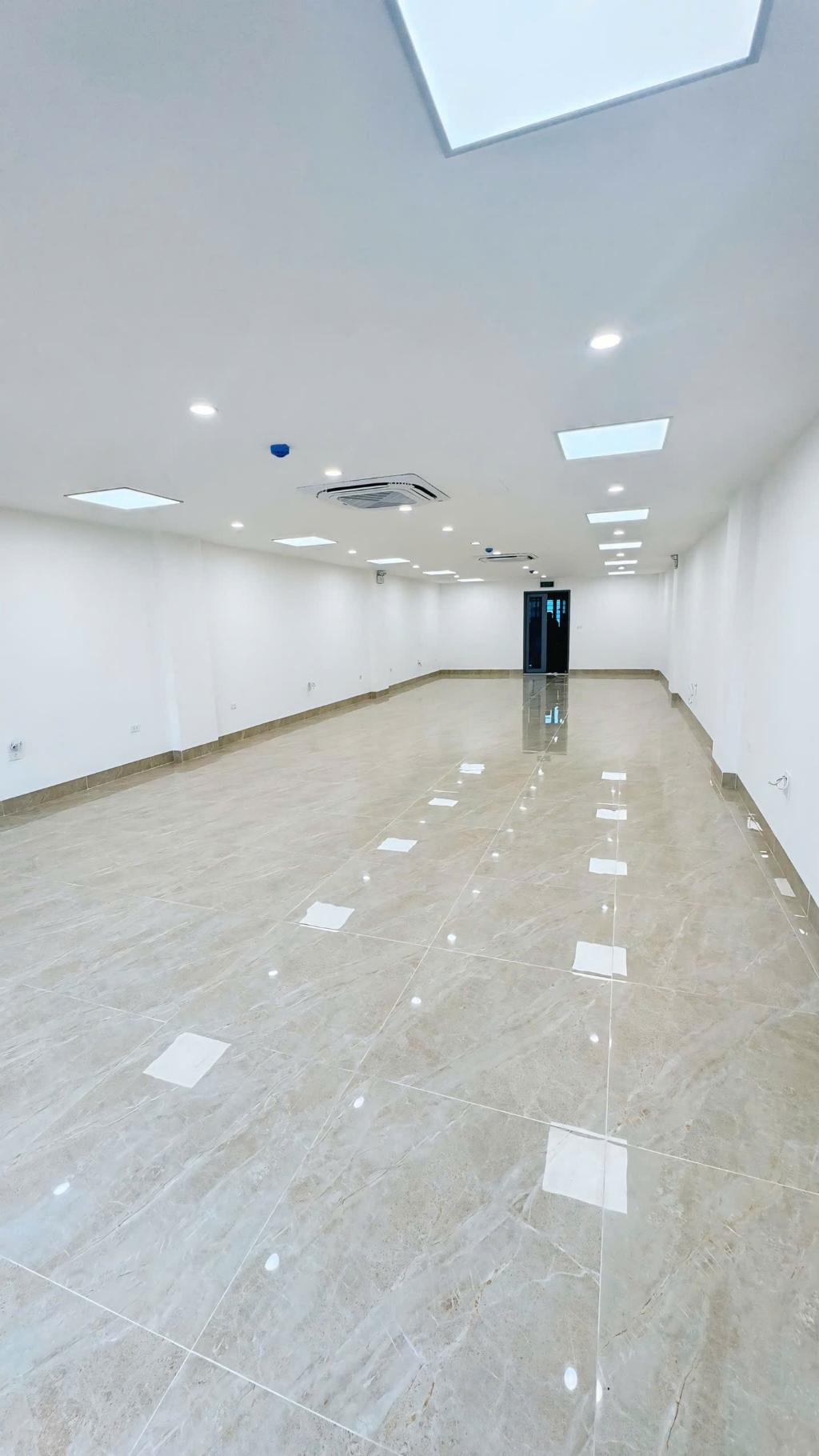 BÁN TÒA NHÀ MẶT PHỐ HOÀNG VĂN THÁI  - VỈA HÈ - THANG MÁY - 120M2 - 8 TẦNG - THÔNG SÀN CHỈ 75 TỈ - Ảnh 1
