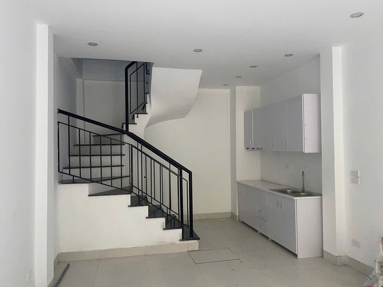 Cho thuê nhà nguyên căn Yên Hòa, Cầu Giấy 35m x 5T, 3PN4VS giá 15tr, ở nhóm, gia đình - Ảnh chính
