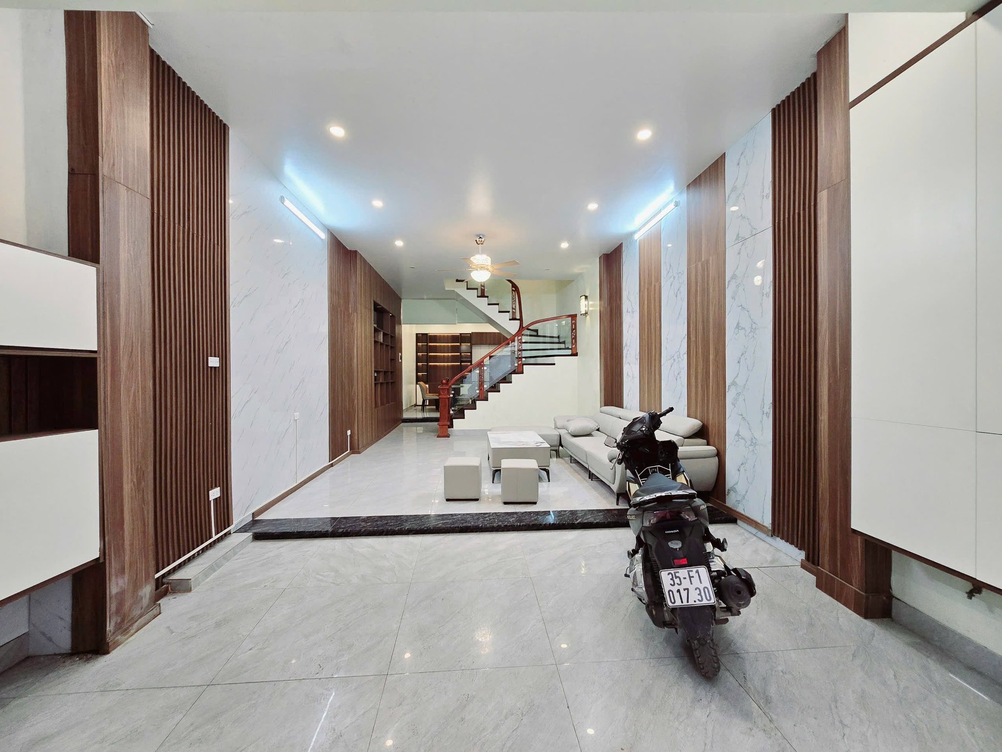 TRUNG TÂM CẦU GIẤY -72M2 -DÂN XÂY CHẮC CHẮN ĐẸP -VÀI BƯỚC RA PHỐ -FULL NỘI THẤT -SẴN Ở - Ảnh 1