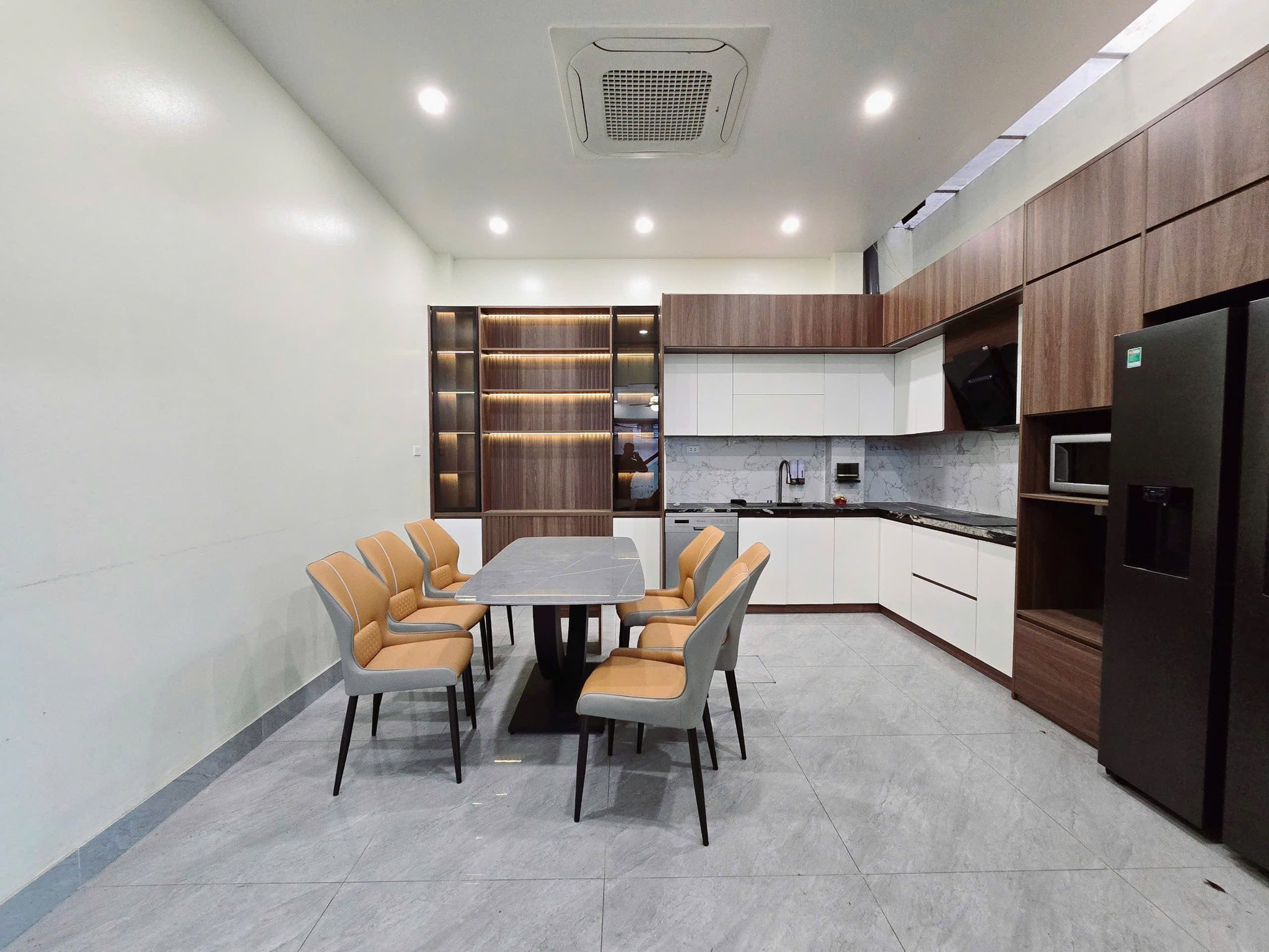 TRUNG TÂM CẦU GIẤY -72M2 -DÂN XÂY CHẮC CHẮN ĐẸP -VÀI BƯỚC RA PHỐ -FULL NỘI THẤT -SẴN Ở - Ảnh 2