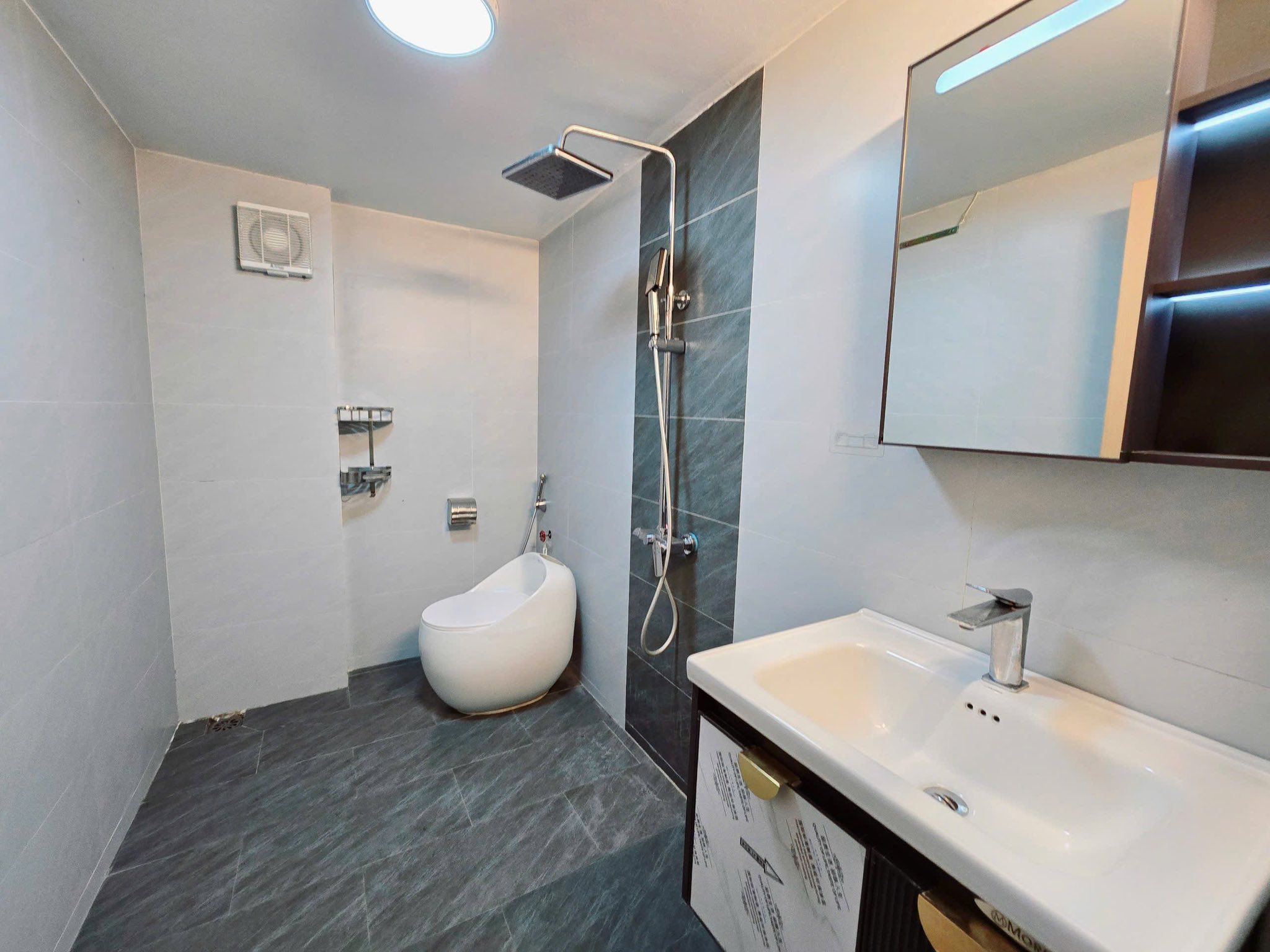 TRUNG TÂM CẦU GIẤY -72M2 -DÂN XÂY CHẮC CHẮN ĐẸP -VÀI BƯỚC RA PHỐ -FULL NỘI THẤT -SẴN Ở - Ảnh 4