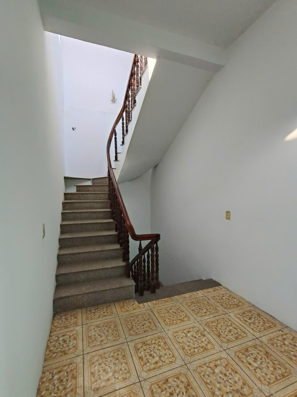 Nhà 1 Trệt 3 Lầu, thổ cư toàn bộ mặt tiền chợ Đồi TP Biên Hòa, Dân cư kín, Thu nhập hàng tháng 20 - Ảnh 1