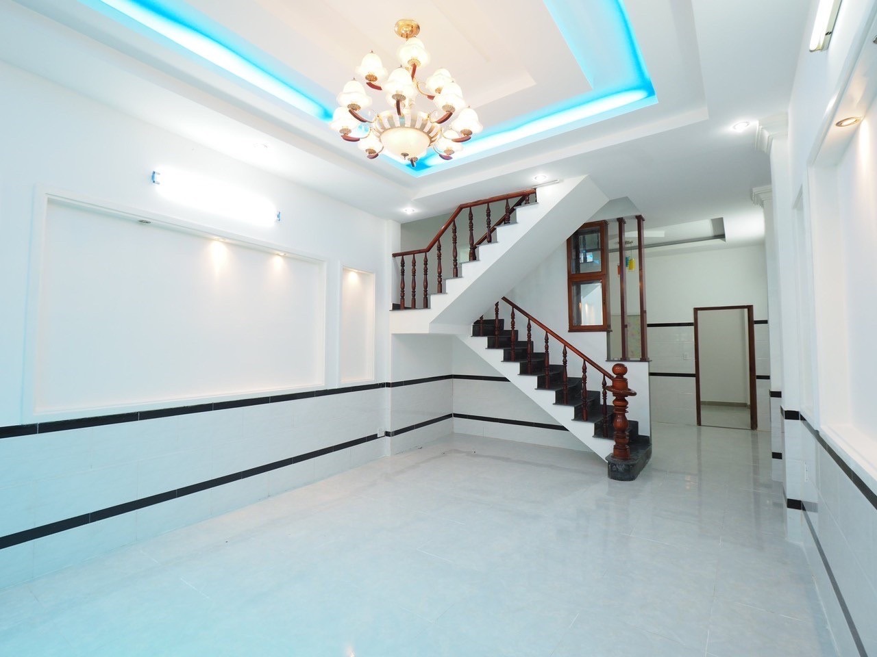 NHÀ BÁN GẤP - NHÀ MỚI 2 TẦNG 3 PN - SỔ NỞ HẬU ĐẸP - Ảnh 2