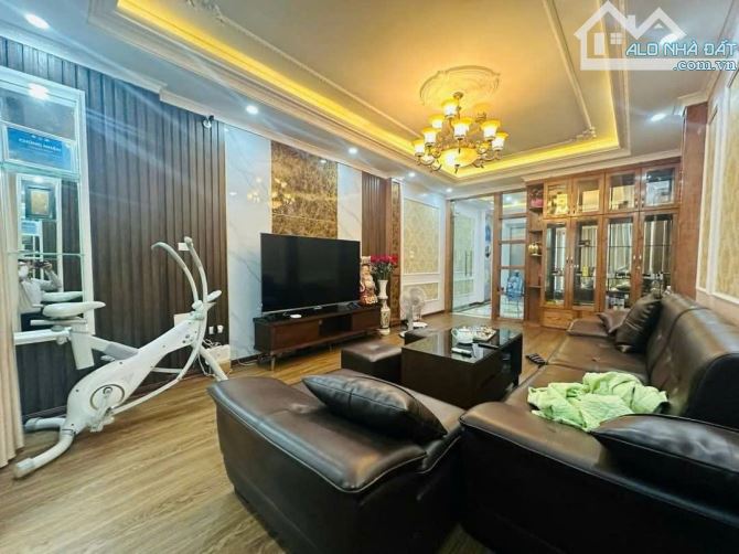 BÁN NHÀ TRUNG KÍNH CẦU GIẤY, PHÂN LÔ, ÔTÔ TRÁNH, SÁT PHỐ, CÓ THOÁNG SAU, 61M² GIÁ 15 TỶ - Ảnh chính