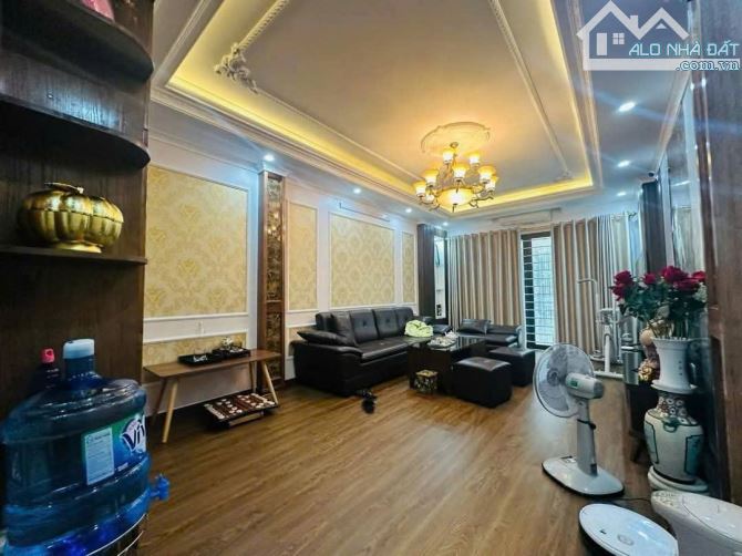 BÁN NHÀ TRUNG KÍNH CẦU GIẤY, PHÂN LÔ, ÔTÔ TRÁNH, SÁT PHỐ, CÓ THOÁNG SAU, 61M² GIÁ 15 TỶ - Ảnh 1