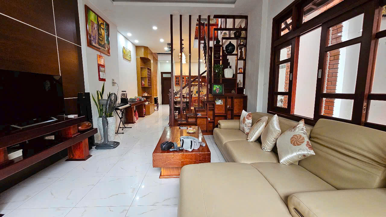 Nhà 3 tầng đường Hồ Xuân Hương - Nha Trang<br> Diện tích 101m2 ngang 5,4m Giá 7,3 tỷ thương - Ảnh chính
