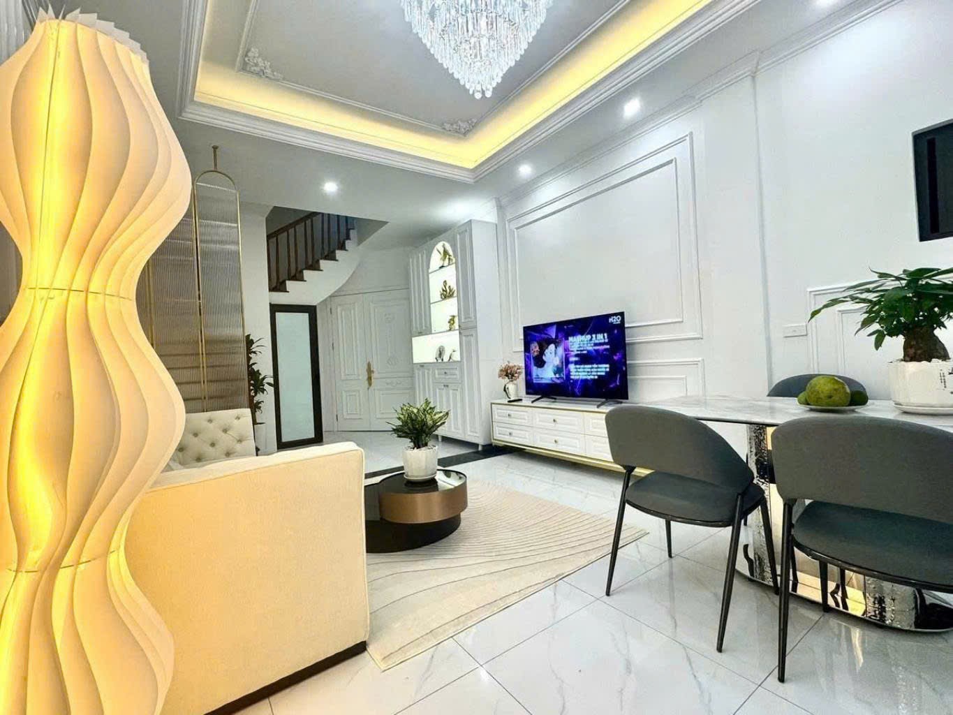 Siêu phẩm Ba Đình, gần hồ, lô góc 2 thoáng, tặng full nội thất tân cổ điển - Ảnh chính