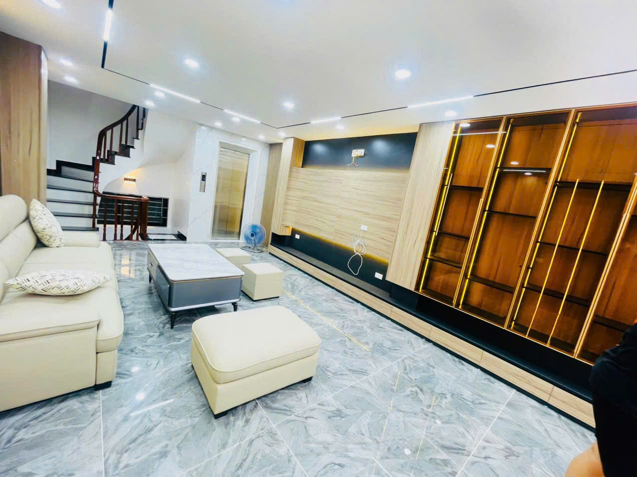 Nhà 6 tầng thang máy mới đét tại khu Đền Lừ, Hoàng Mai 54m2,ô tô vào nhà giá chỉ hơn 18 tỏi - Ảnh 1