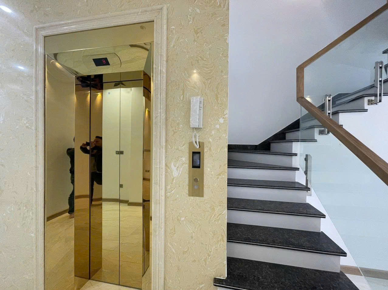 Nhà mặt đường Khúc Thừa Dụ, 72m 4 tầng, Thang Máy, đẹp như mới, Giá 8.4 tỉ - Ảnh 1