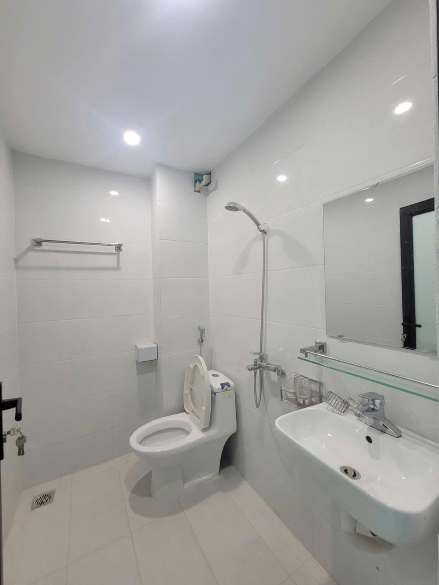 Cho thuê nhà nguyên căn 4 tầng 4 phòng ngủ, 3 vs, 2 sân thoáng trước sau ở tầng 4. Diện tích 40m2/ - Ảnh 2