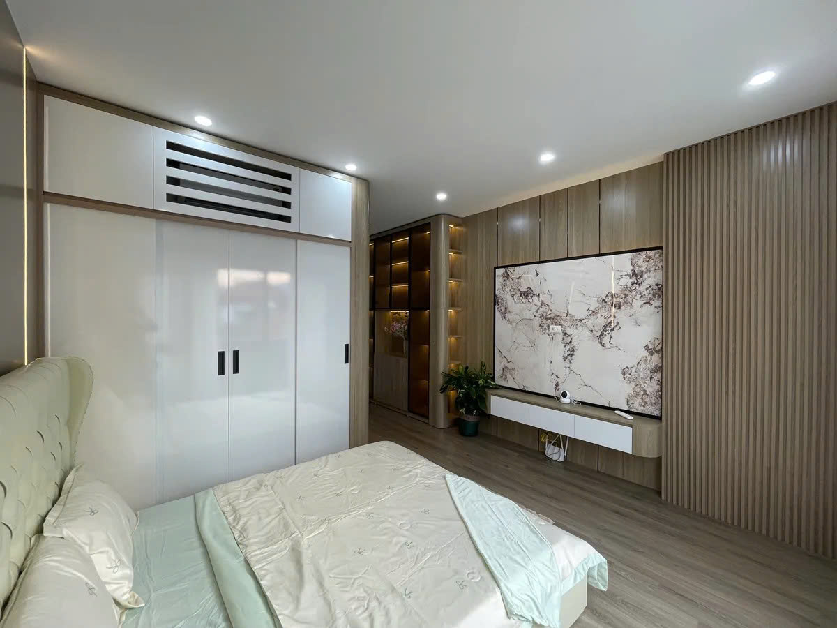 NHÀ XÂY ĐỘC LẬP- 7 TẦNG THANG MÁY Nguyễn Văn Cừ 34/37m2 X 7 tầng,mặt tiền 4m, 13.8 tỷ Long - Ảnh 1