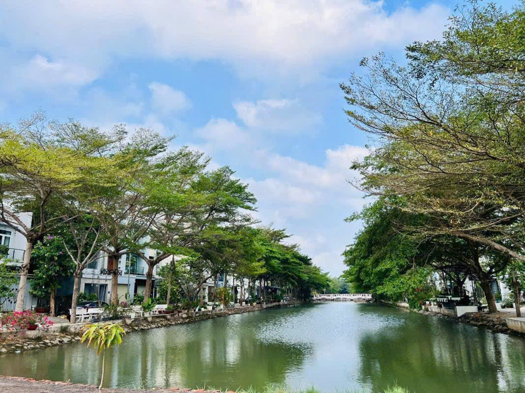 Nhà phố 90m2 - Giá 11.2 tỷ - View sông mộng mơ - Đường số D5A - Quận 7 - Ảnh 2
