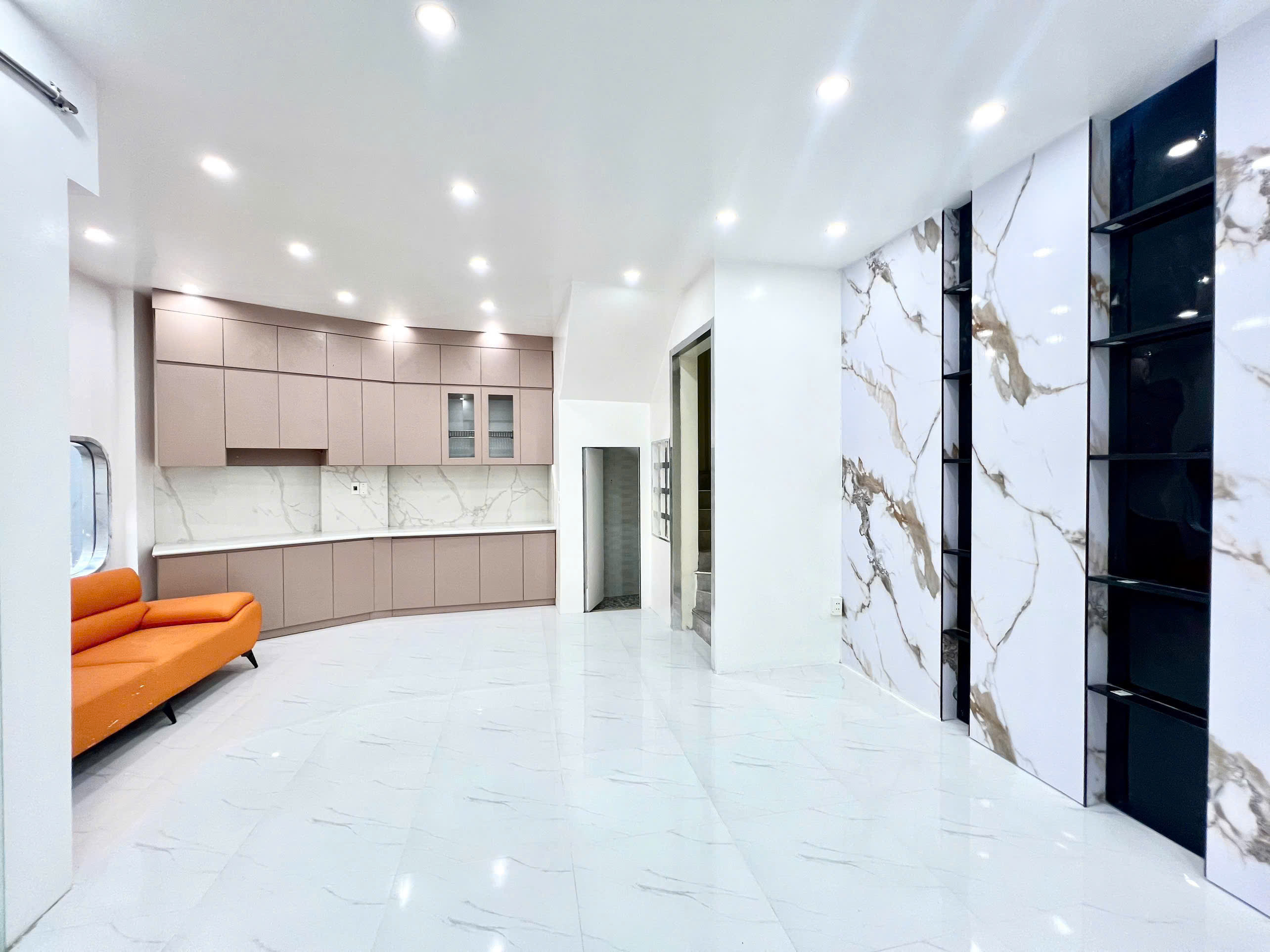 Bán Nhà Lô Góc 3 Mặt Thoáng Phố Lương Khánh Thiện – Nhà 5 Tầng, Đang Cho Thuê Spa 25 Triệu/Tháng - Ảnh chính