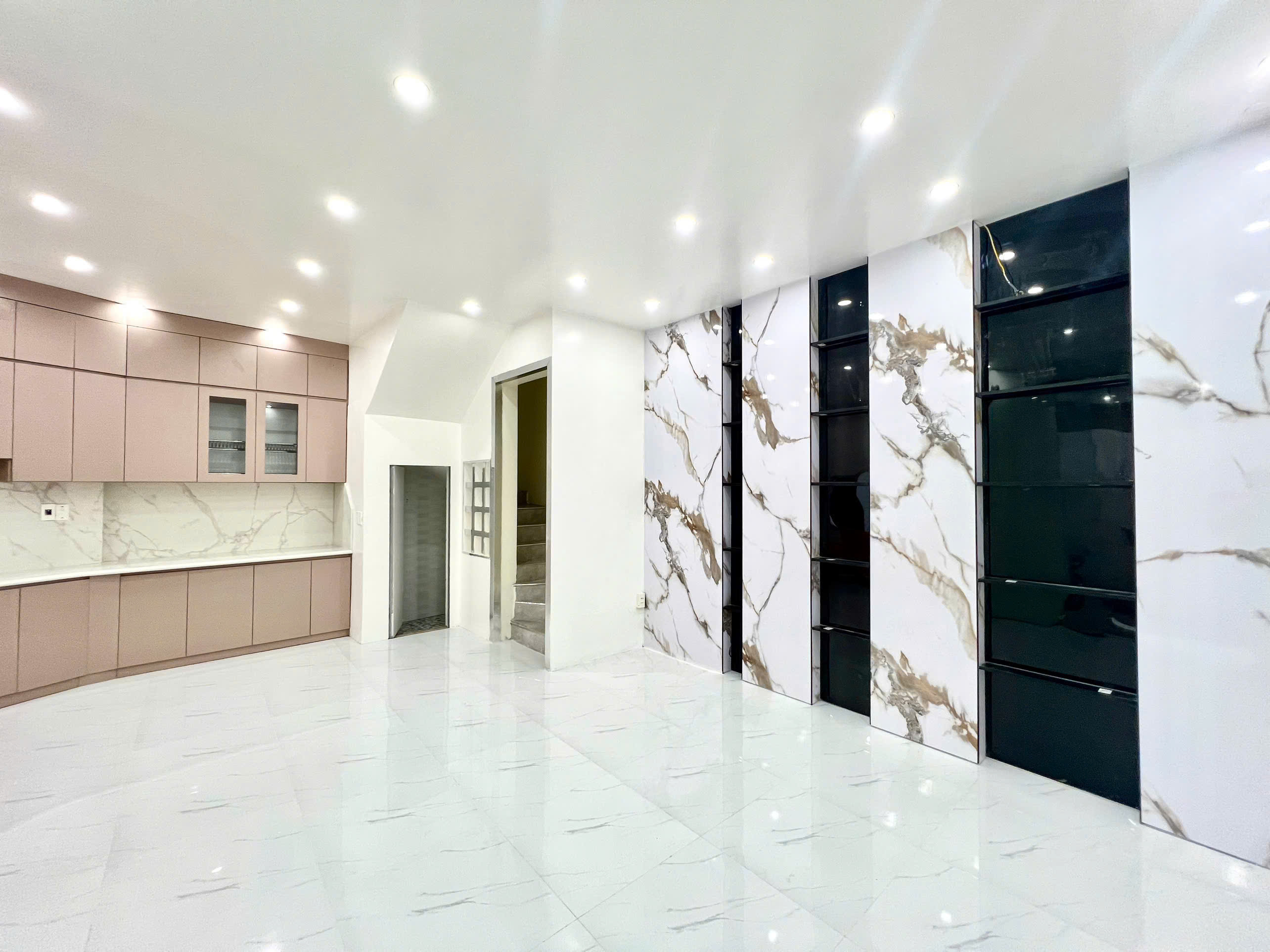 Bán Nhà Lô Góc 3 Mặt Thoáng Phố Lương Khánh Thiện – Nhà 5 Tầng, Đang Cho Thuê Spa 25 Triệu/Tháng - Ảnh 1
