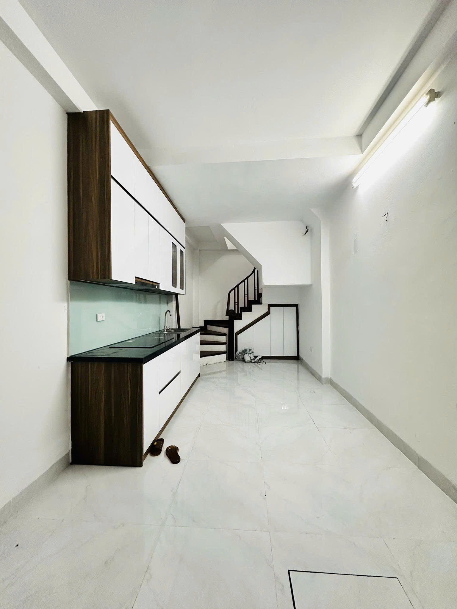 Bán nhà Đường Láng, Đống Đa 24m2 xây 5 tầng 3 ngủ ô tô đỗ cổng giá chỉ 5.7 tỷ - Ảnh 1