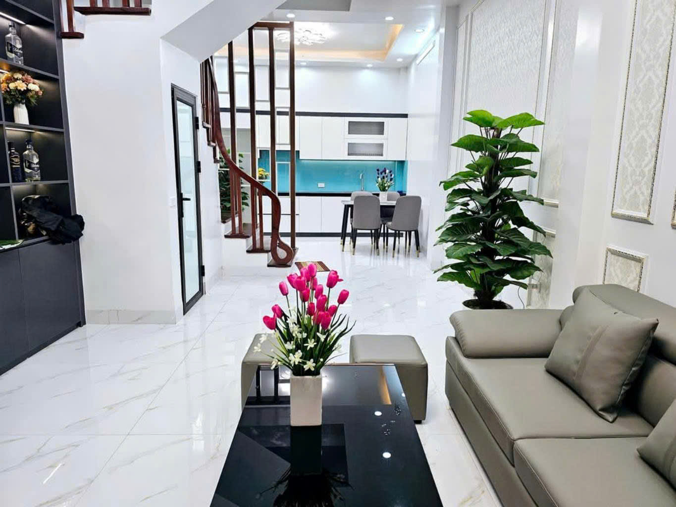 Nhà 5 tầng – ngõ 68 Cầu Giấy – 38m² – sân để xe – 10.8 tỷ - Ảnh chính