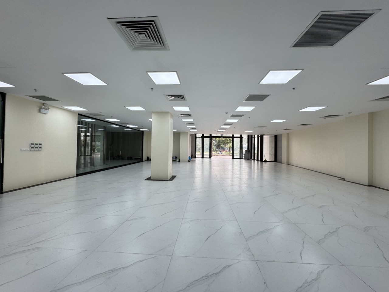 🏢 BÁN TÒA NHÀ VĂN PHÒNG MẶT PHỐ HỒNG TIẾN – VỊ TRÍ VÀNG KINH DOANH – HÀNG SIÊU HIẾM<br><br>📌 Vị trí: - Ảnh chính