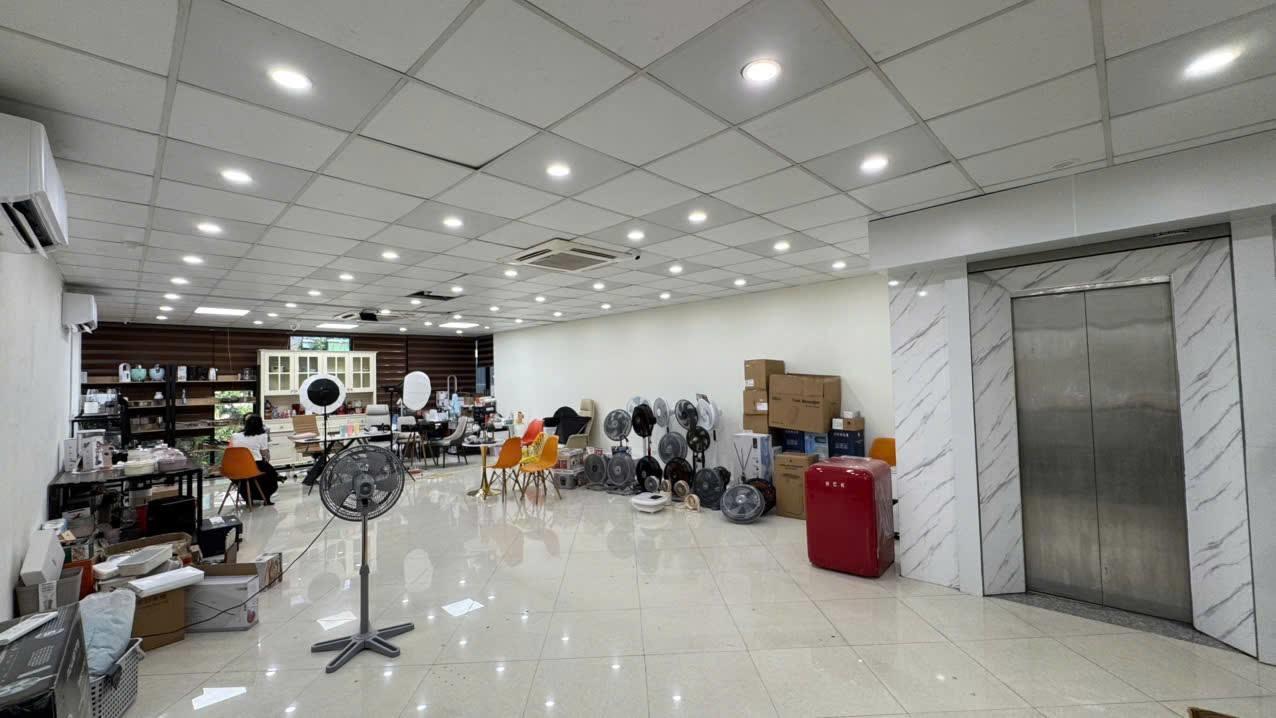 Bán nhà  mặt phố Lạc Long Quân – vỉa hè đá bóng kinh doanh- thang máy hiện đại 150m 7tầng 62.5 tỷ - Ảnh 1