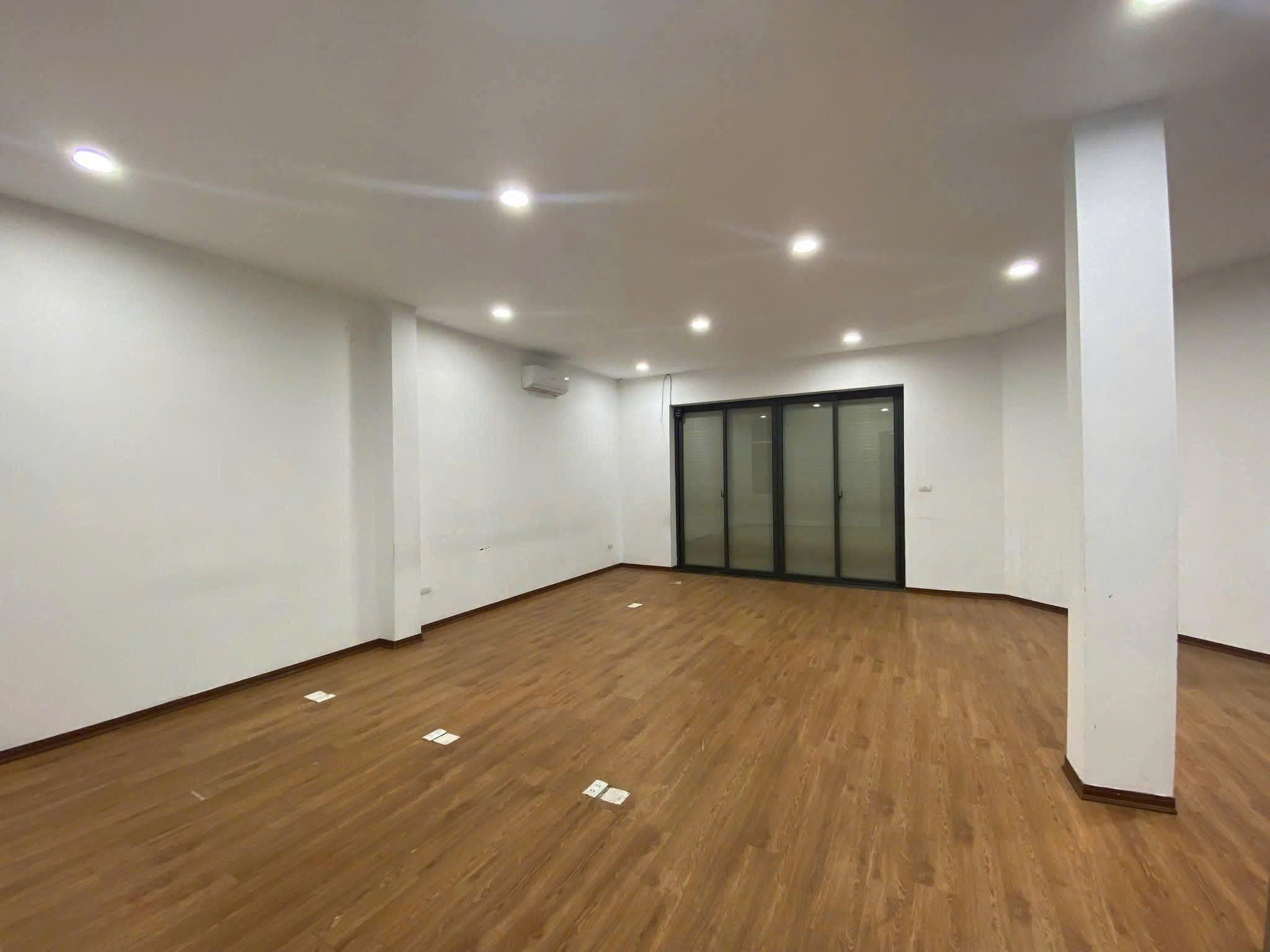Cho thuê nhà liền kề ở Trung Hòa, Cầu Giấy 150m x 5T - 8P  giá 65 triệu, đường ô tô tránh - Ảnh chính