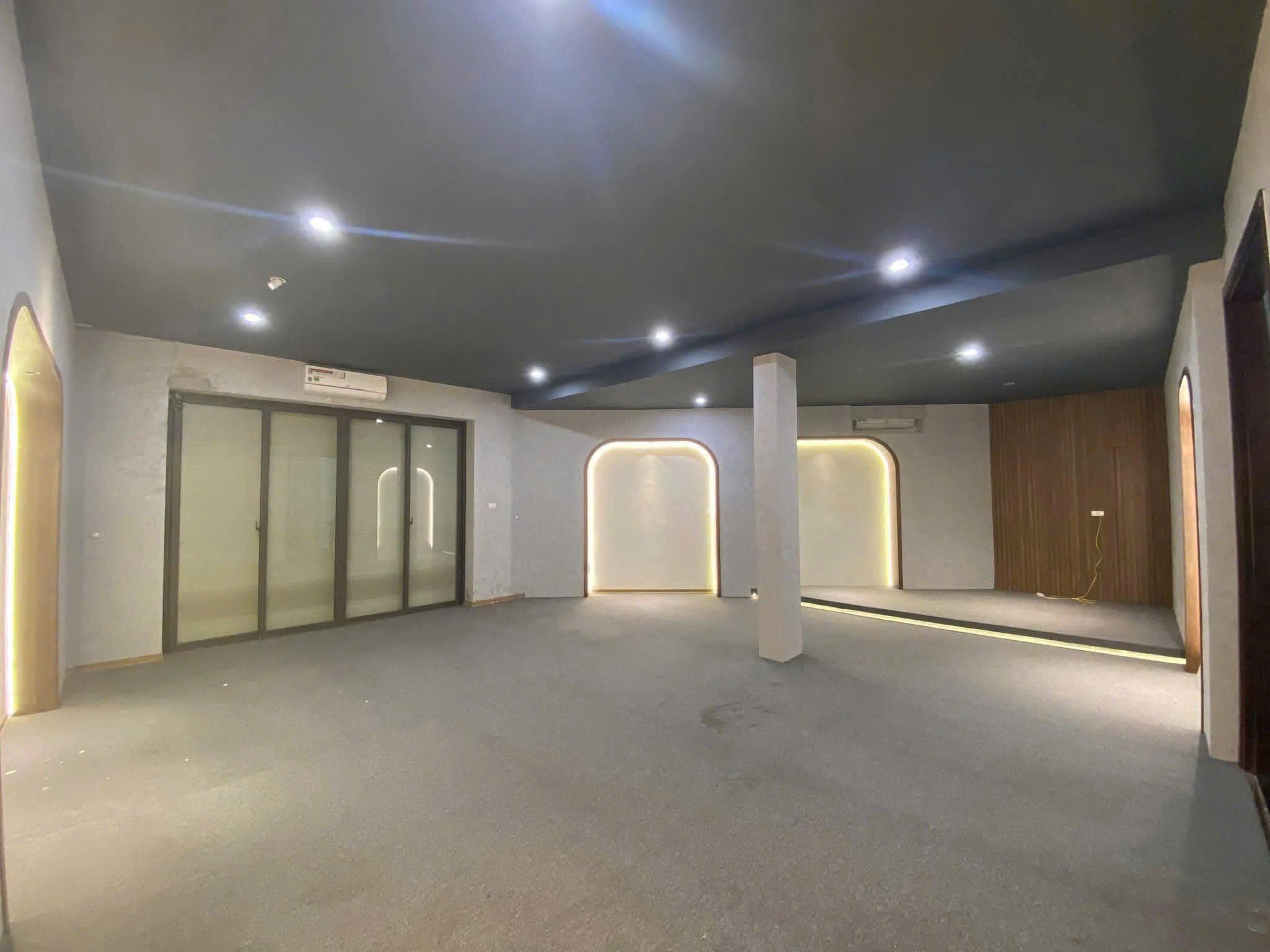 Cho thuê nhà liền kề ở Trung Hòa, Cầu Giấy 150m x 5T - 8P  giá 65 triệu, đường ô tô tránh - Ảnh 1