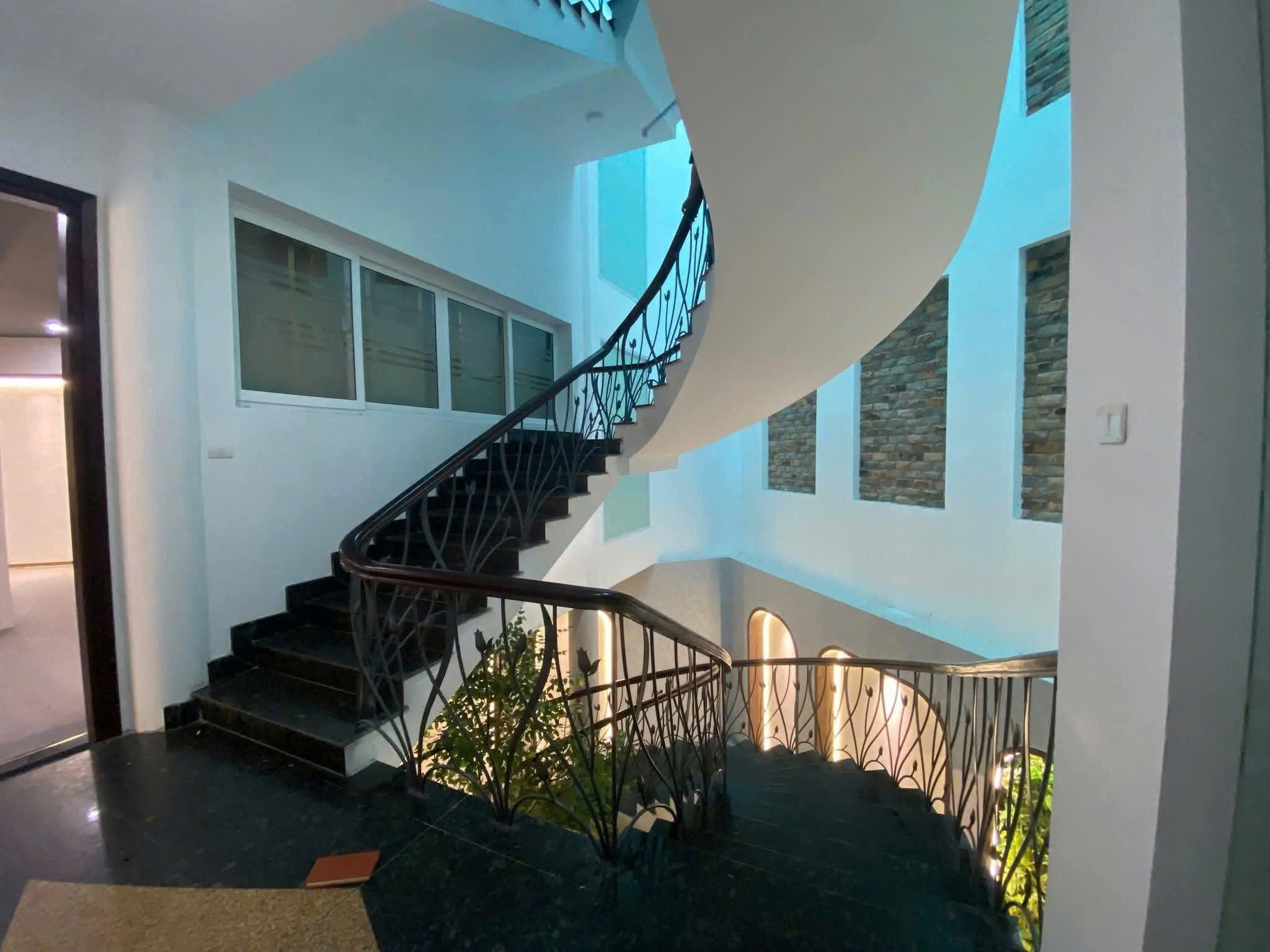 Cho thuê nhà liền kề ở Trung Hòa, Cầu Giấy 150m x 5T - 8P  giá 65 triệu, đường ô tô tránh - Ảnh 4