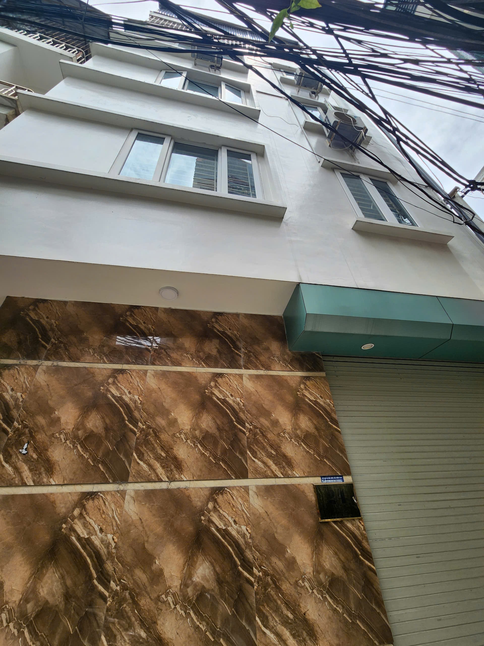 Bán nhà lô góc 2 thoáng, ngõ ba gác, cách mặt phố Hoàng Hoa Thám 70m - Ảnh 1