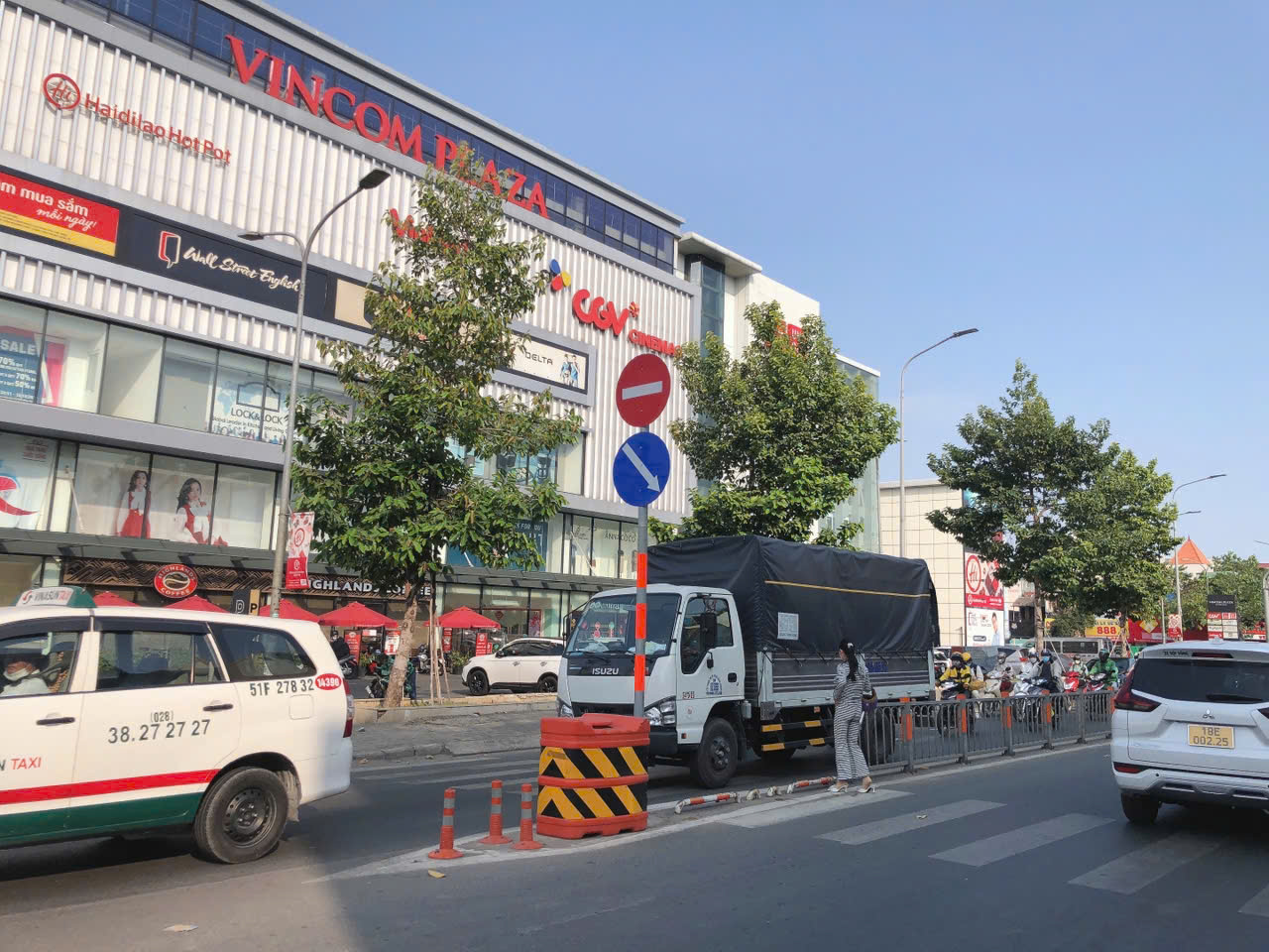 Bán nhà 5 lầu vài bước ra Dương Quảng Hàm ngắm Landmark 81 ngang 5.5m 93m2 11PN 15.5 tỷ - Ảnh 2