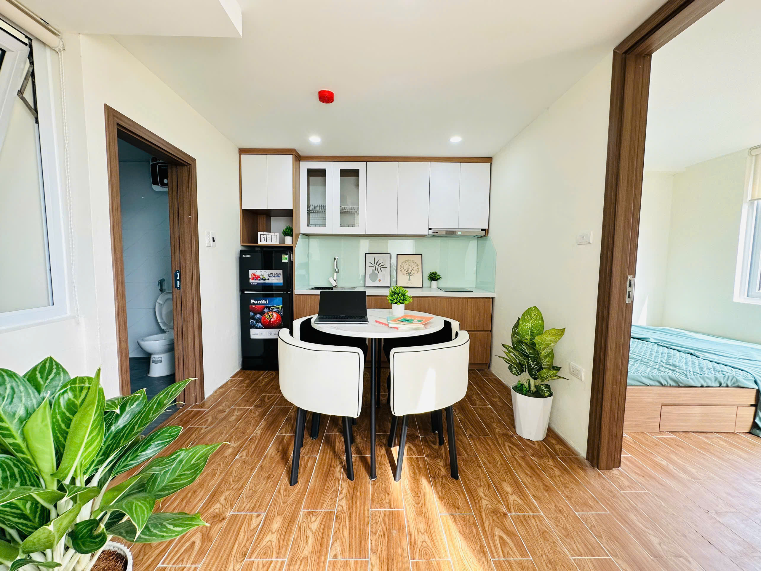 (Cực Hiếm) Căn hộ 2 phòng ngủ cao cấp 40m2 mới khai trương tại Nguyên Hồng - Có máy giặt riêng - Ảnh chính