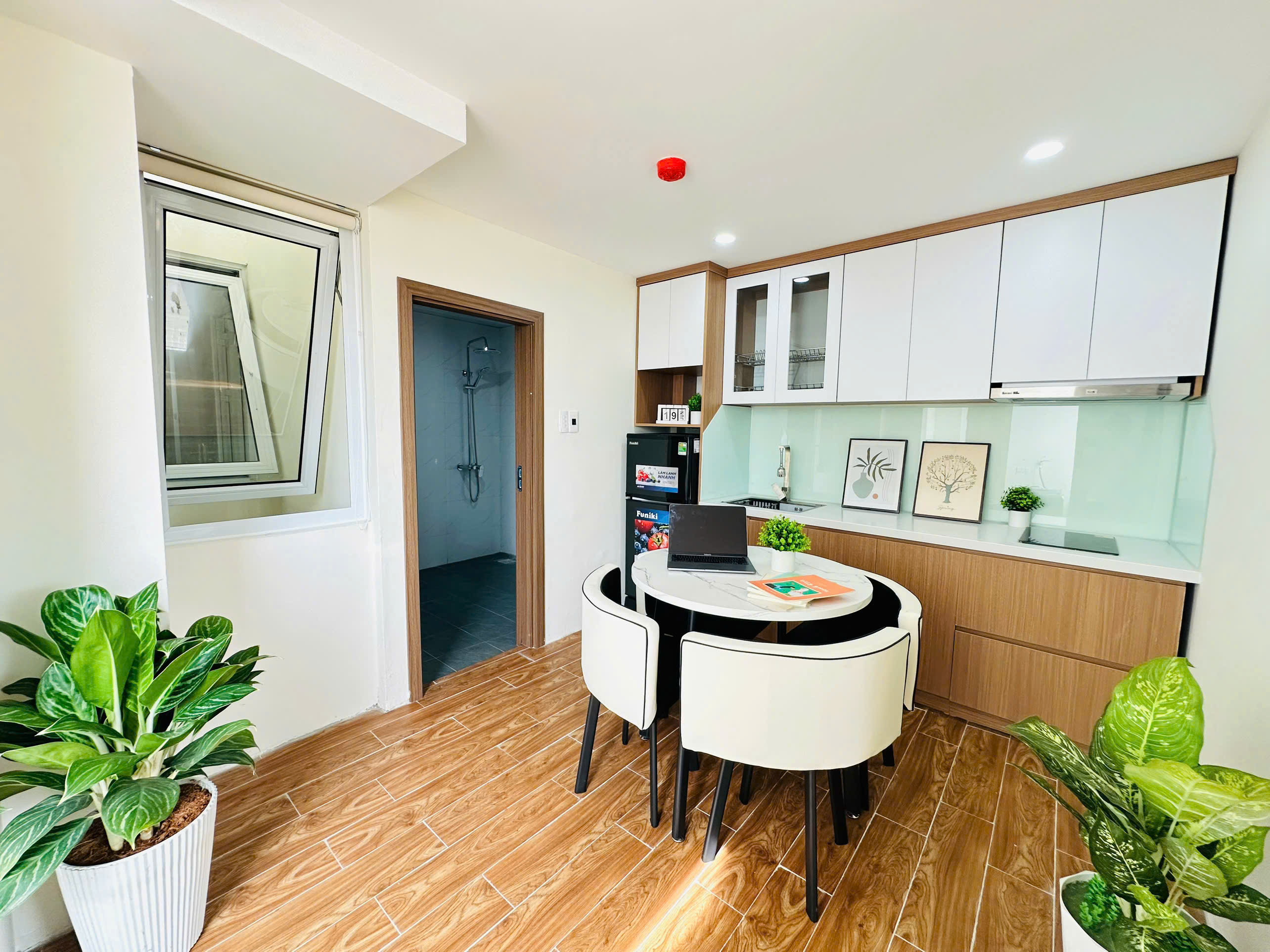 (Cực Hiếm) Căn hộ 2 phòng ngủ cao cấp 40m2 mới khai trương tại Nguyên Hồng - Có máy giặt riêng - Ảnh 1