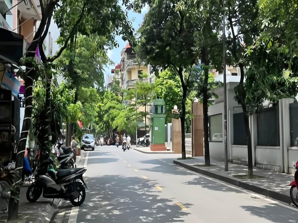 BÁN GẤP NHÀ PHỐ NGUYÊN HỒNG, PHÂN LÔ Ô TÔ ĐỖ CỬA_DT 70M2, 4 TẦNG, MT 6M, 28TỶ - Ảnh chính