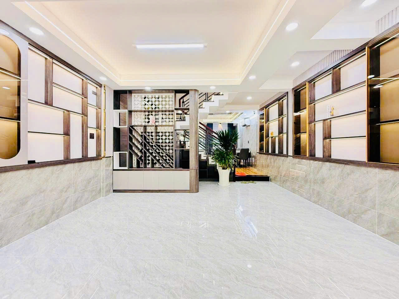 Bán nhà đẹp ngang 5m, ngay nhà ga T3, sát ngã ba Trường Chinh & Phạm Văn Bạch, chỉ 9 tỷ 980 thương - Ảnh 2